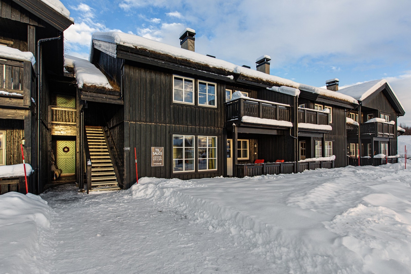 Leiligheten ligger i 1. etasje i fremre bygg, med til sammen 8 enheter fordelt på to plan. Galleribilde