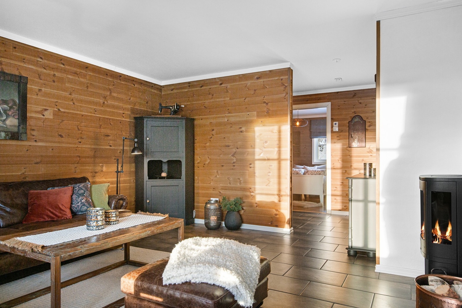 Alle rom med unntak av soverom og bod har fliser på gulv med varme under. Galleribilde