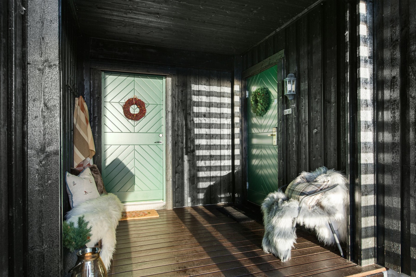 Hyggelig, overbygd inngangsparti. Galleribilde