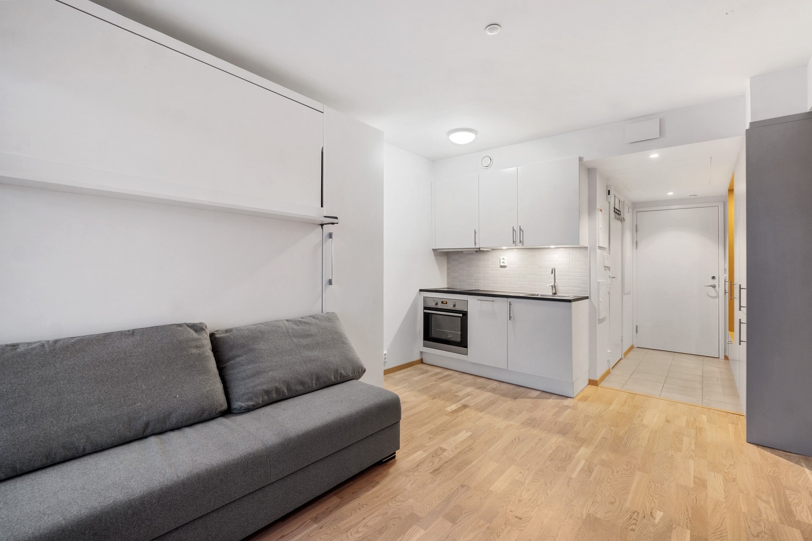 Deretter møter du en åpen stue-kjøkkenløsning. Galleribilde