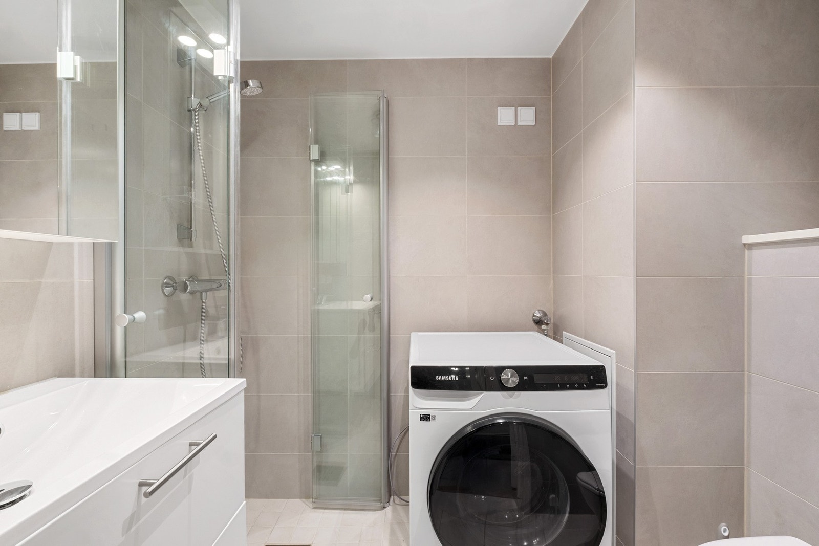 Badet er flislagt med spotter i taket. Galleribilde