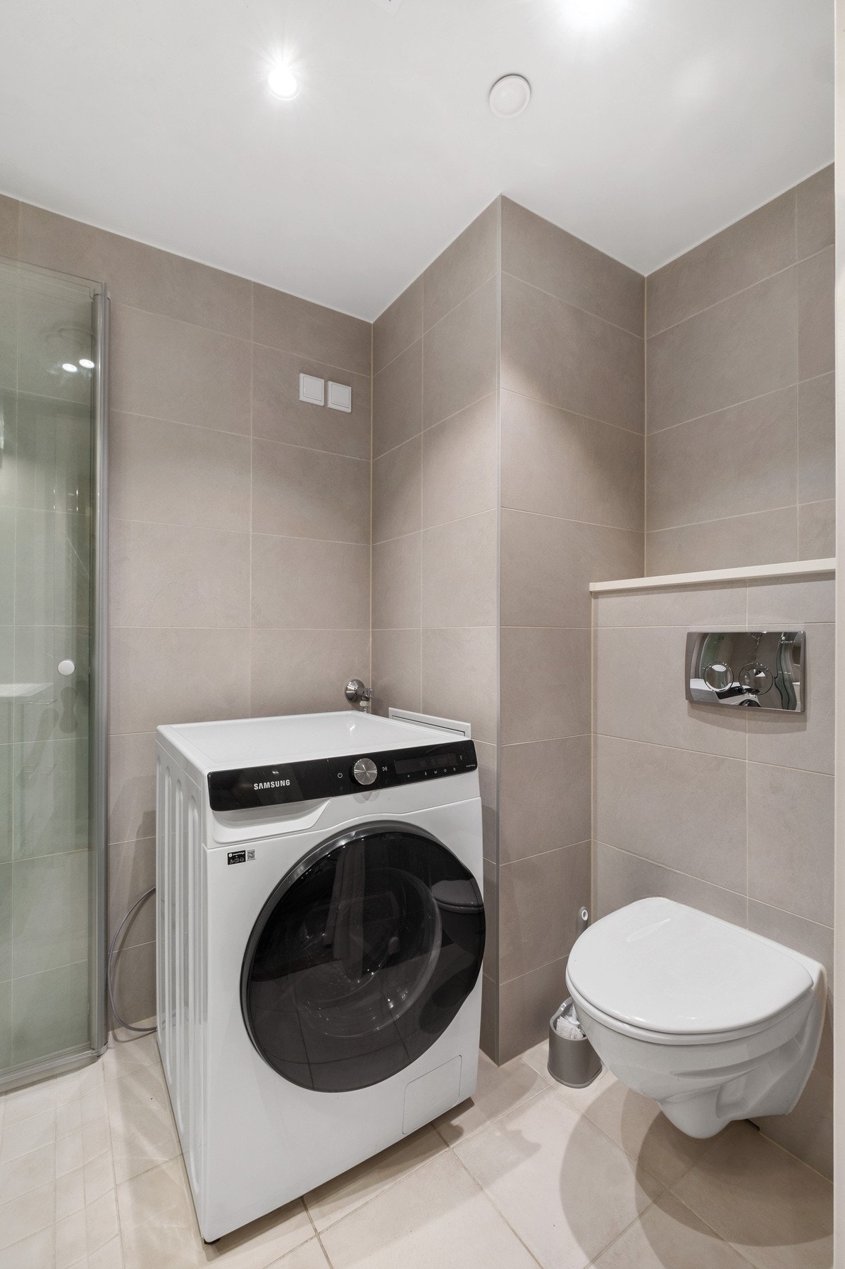 Utstyrt med vegghengt toalett, servant, dusjnisje og opplegg for vaskemaskin. Galleribilde