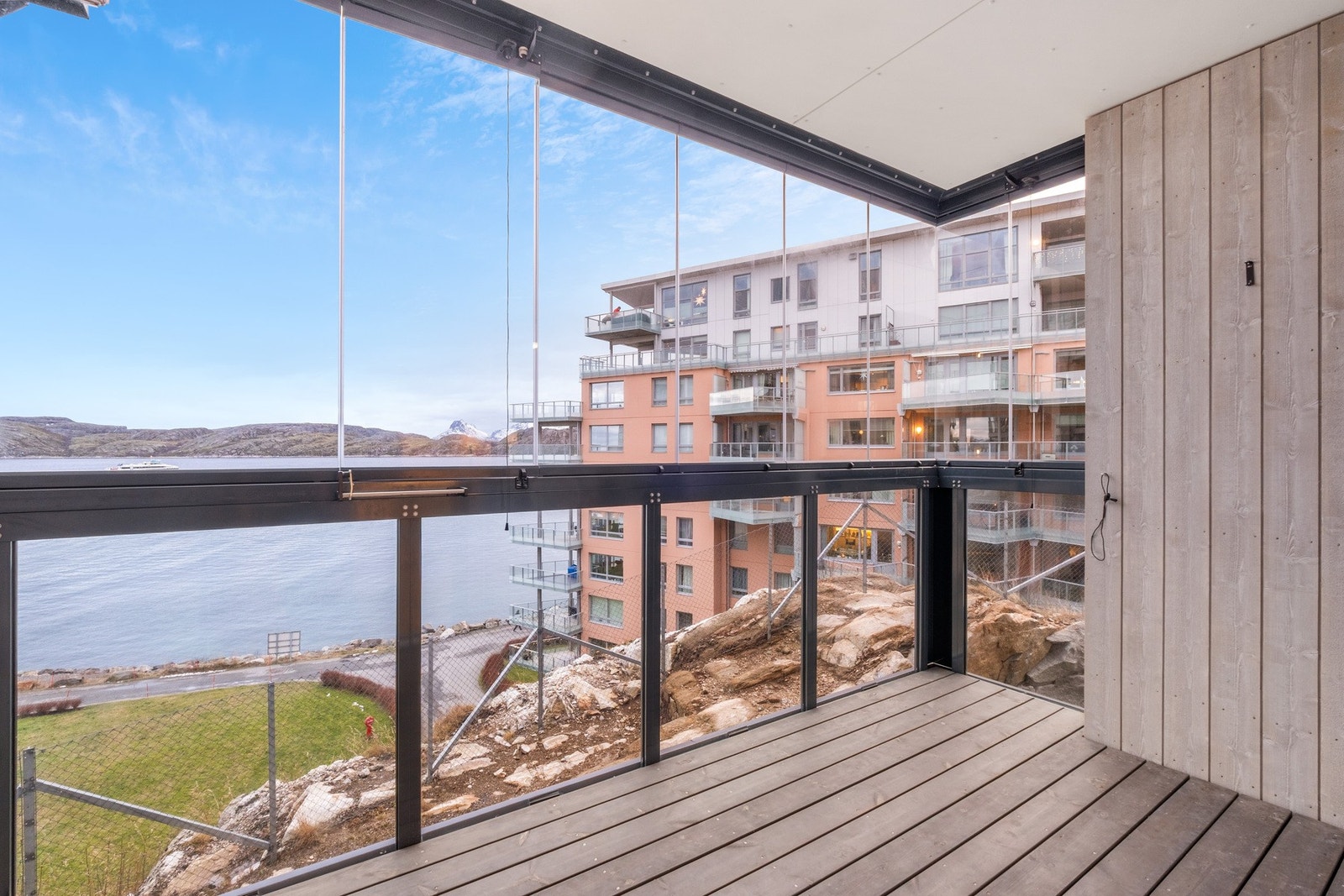 Fra stuen har du en romslig, innglasset balkong gjennom skyvedør. Galleribilde