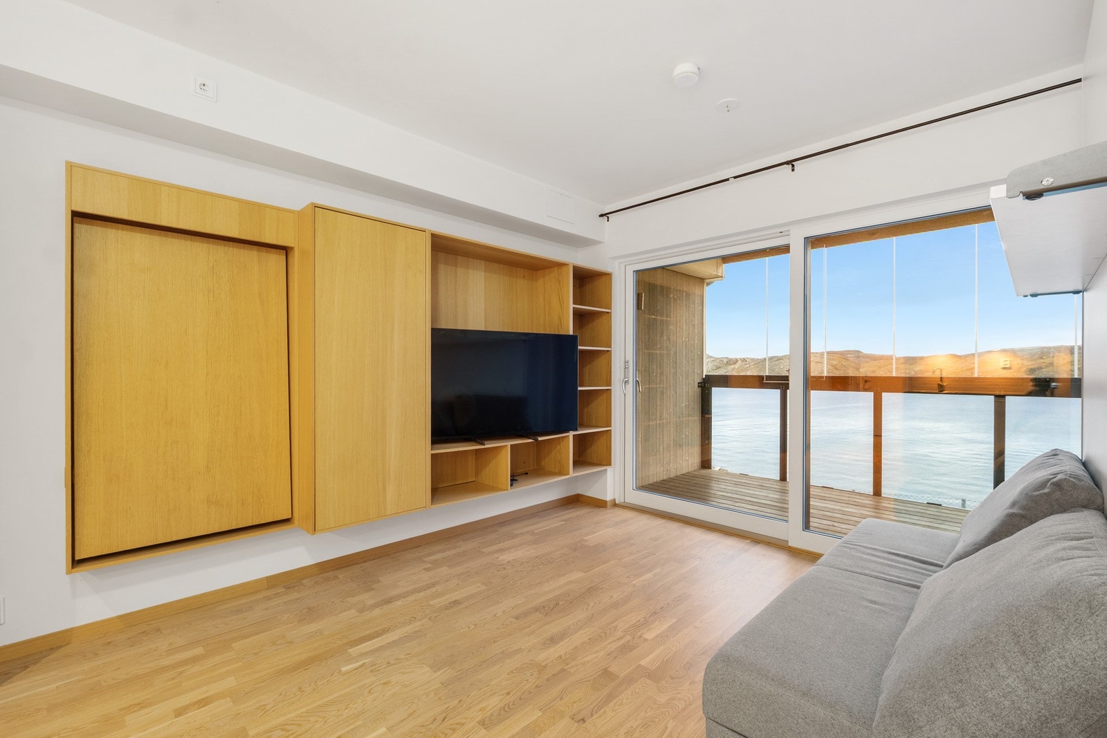 Innebygde hyller, samt sammenleggbart spisebord ved behov. Galleribilde