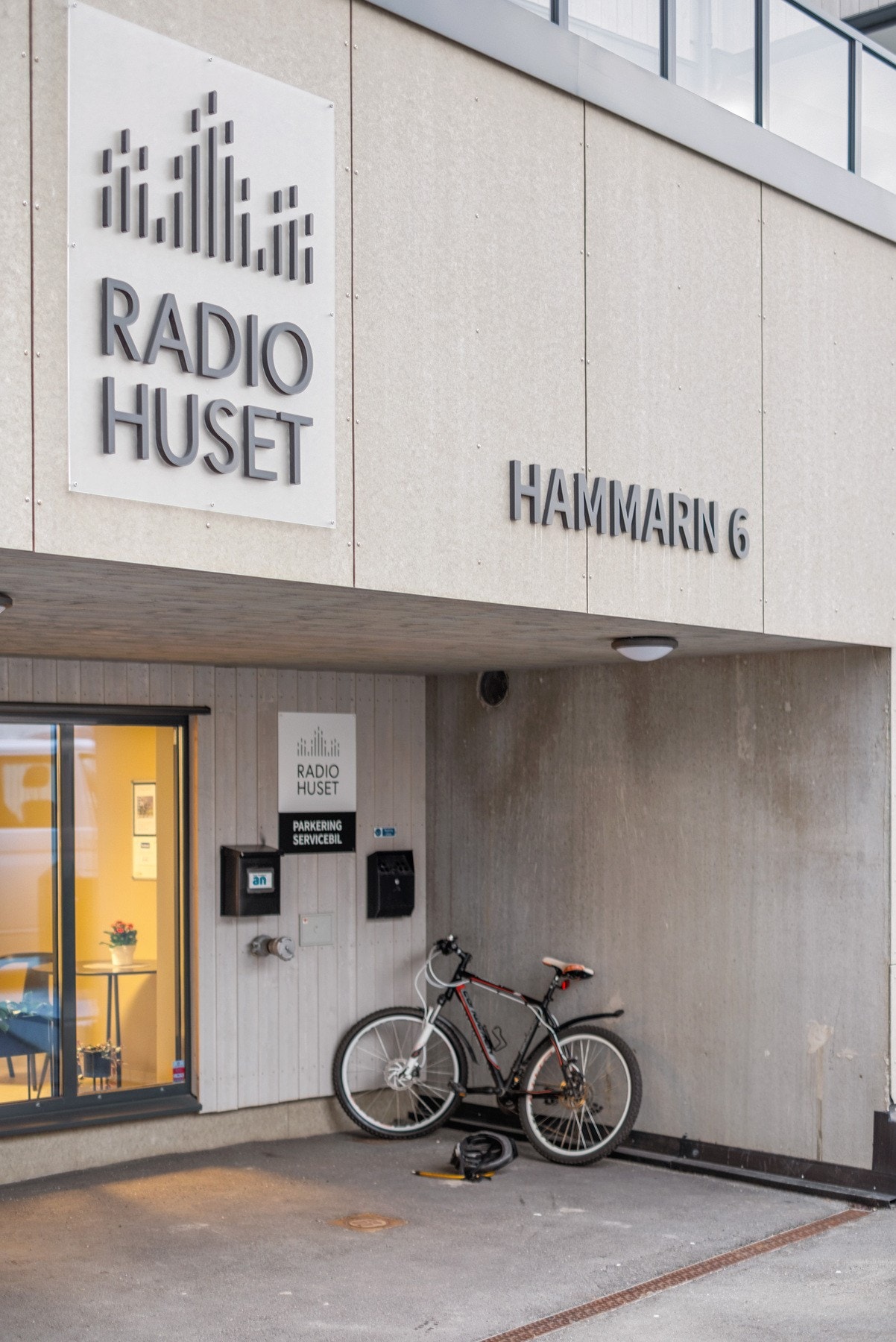 Fellesinngang med praktisk porttelefon-løsning. Galleribilde