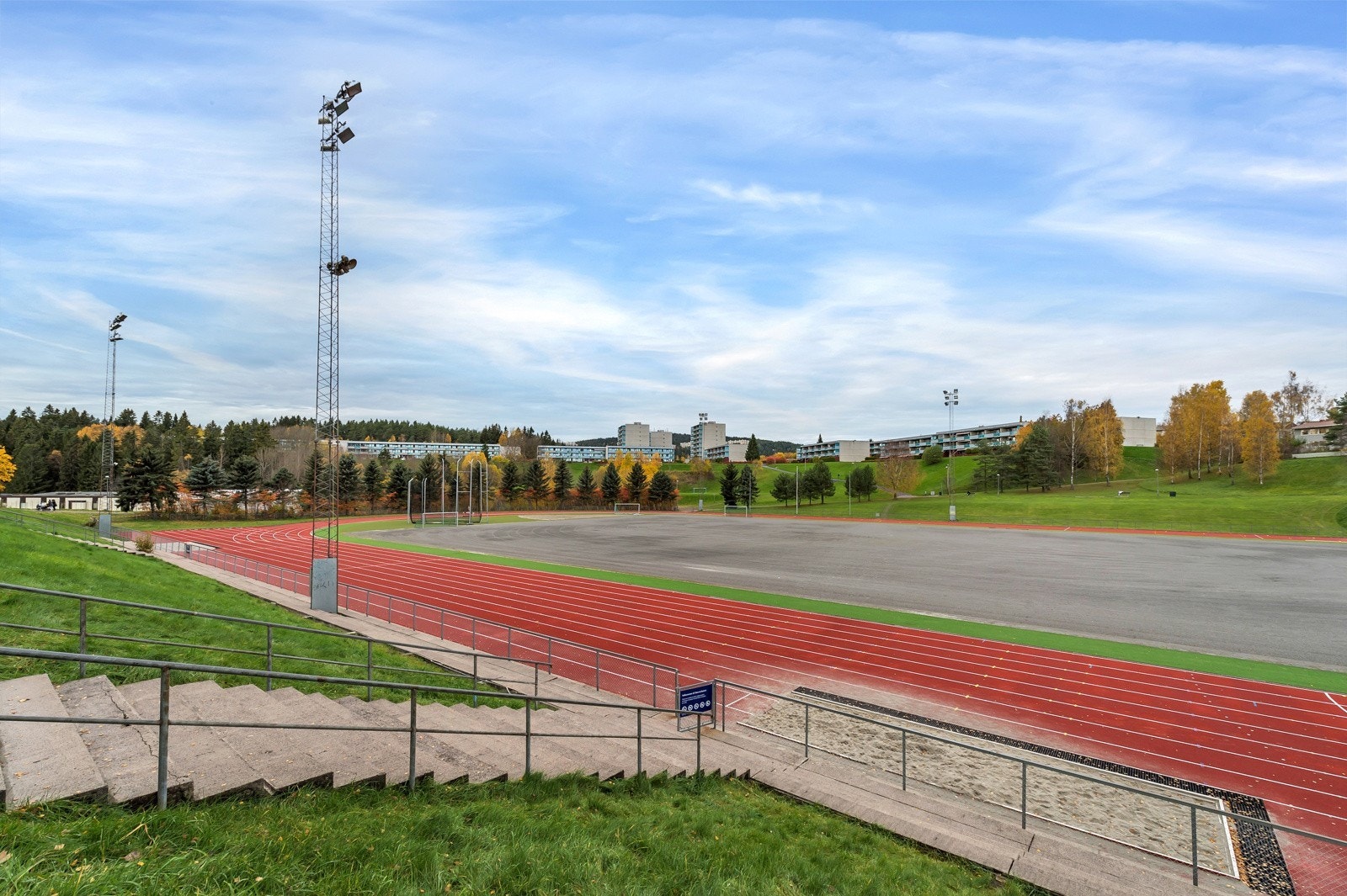 Høybråten og Stovner IL har et godt idrettstilbud innenfor fotball, håndball, basketball, langrenn, friidrett, alpint, innebandy, orientering og turn. Galleribilde