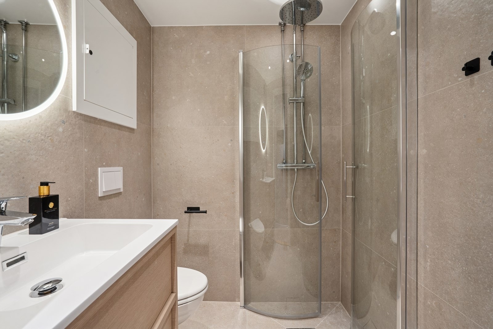 Baderommet ble pusset opp i 2019 i regi av borettslaget, og oppgradert med ny innredning og nye fliser i 2025. Galleribilde