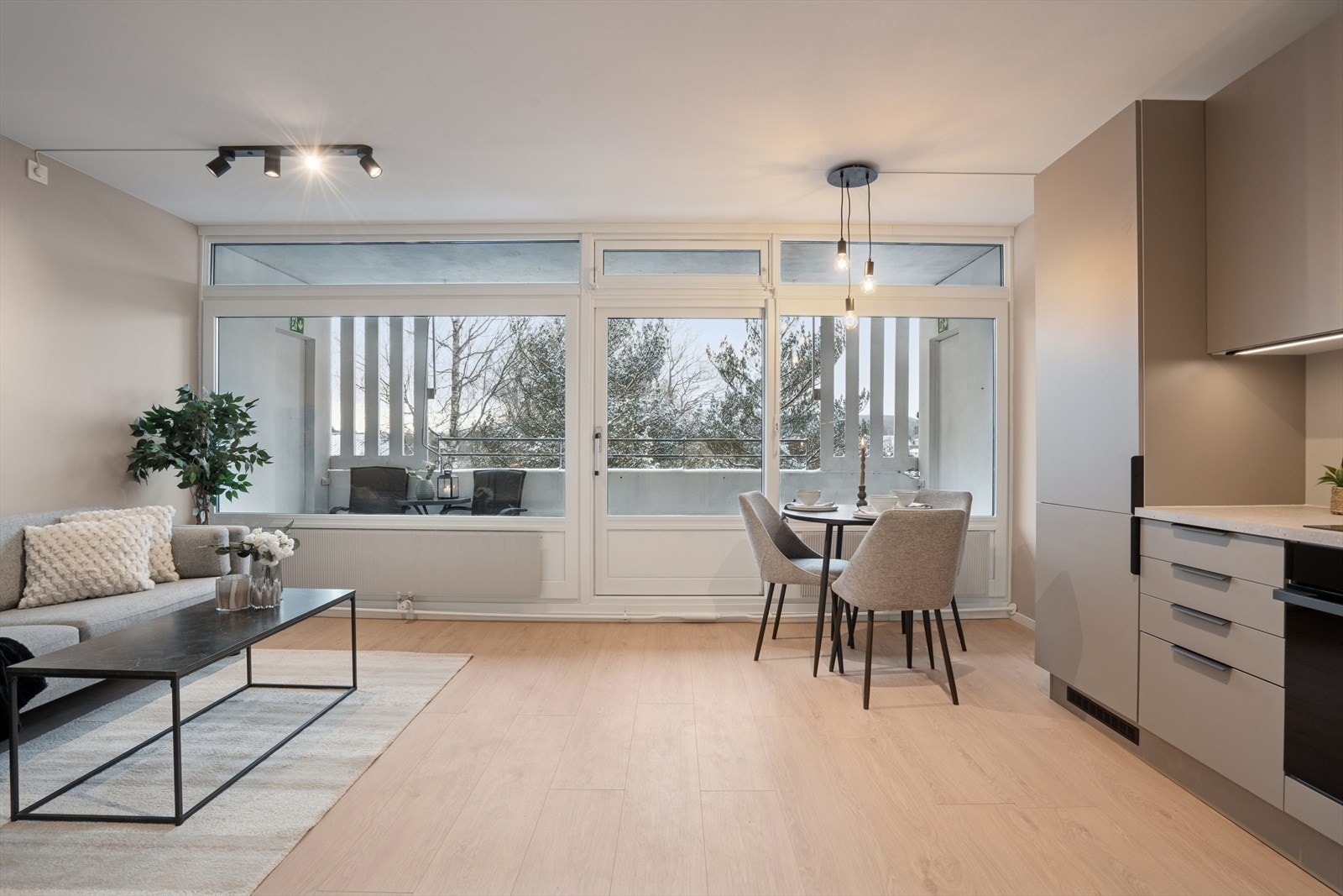 Stuen og kjøkkenet har store vindusflater som slipper inn rikelig med naturlig lys. Galleribilde