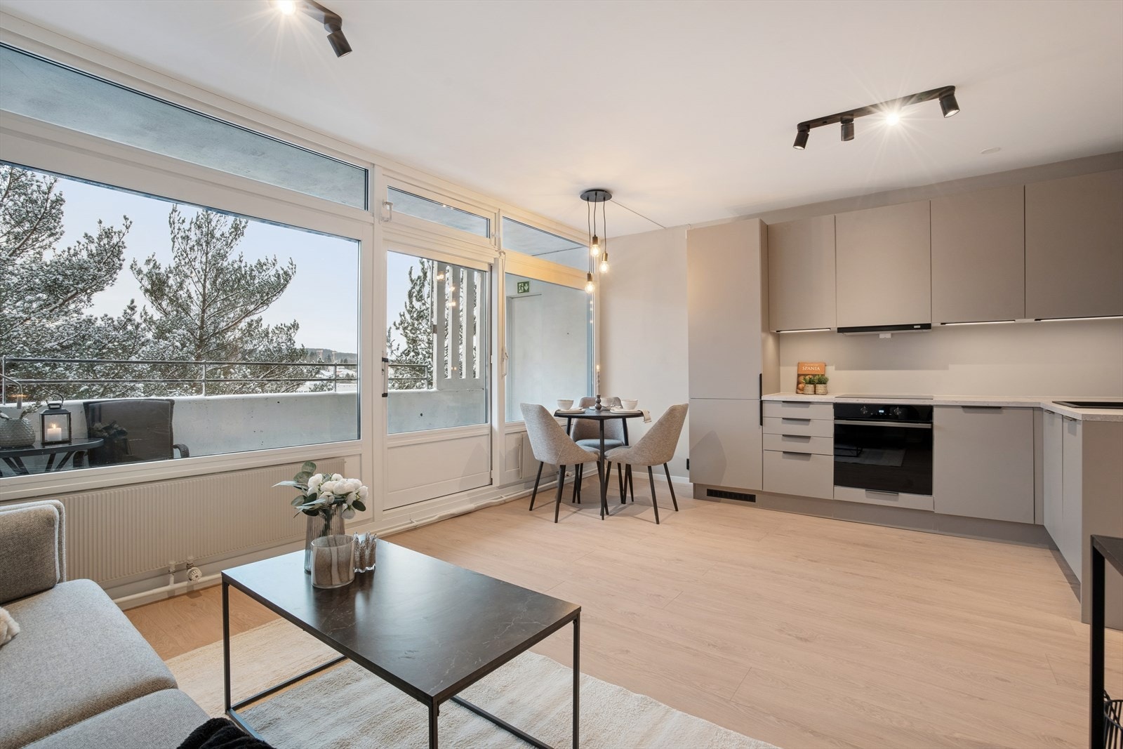 Lys og moderne 1-roms med sovealkove, med attraktiv beliggenhet på Haugenstua. Galleribilde