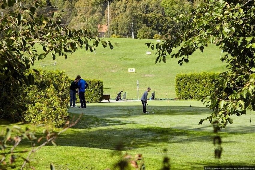 Området har også flerbrukshall, samt golfbane med treningsgreen, golfkro, proshop og klubblokaler. Galleribilde