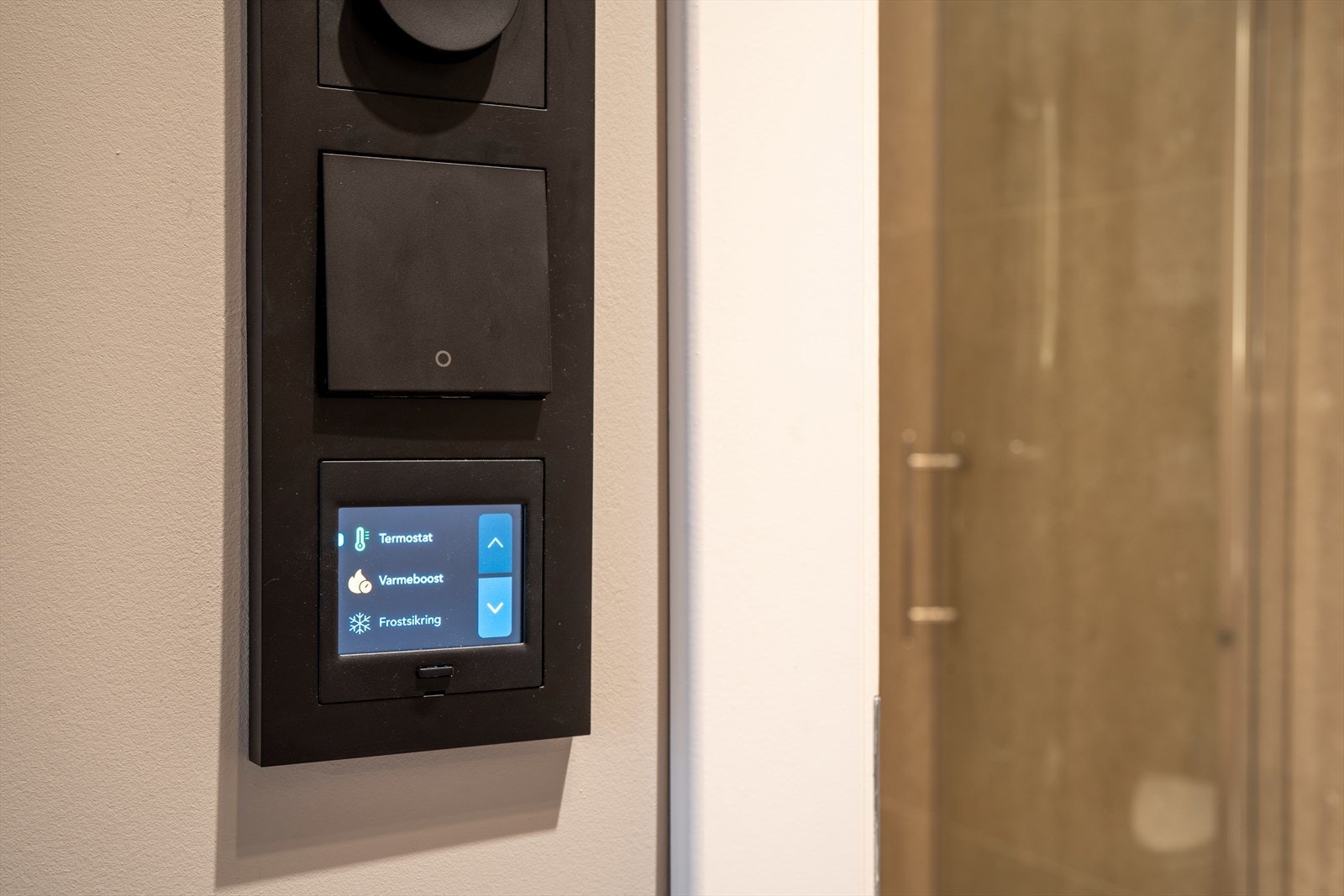 Det elektriske anlegget er oppgradert med trådløse lysbrytere termostat med app-funksjon Galleribilde