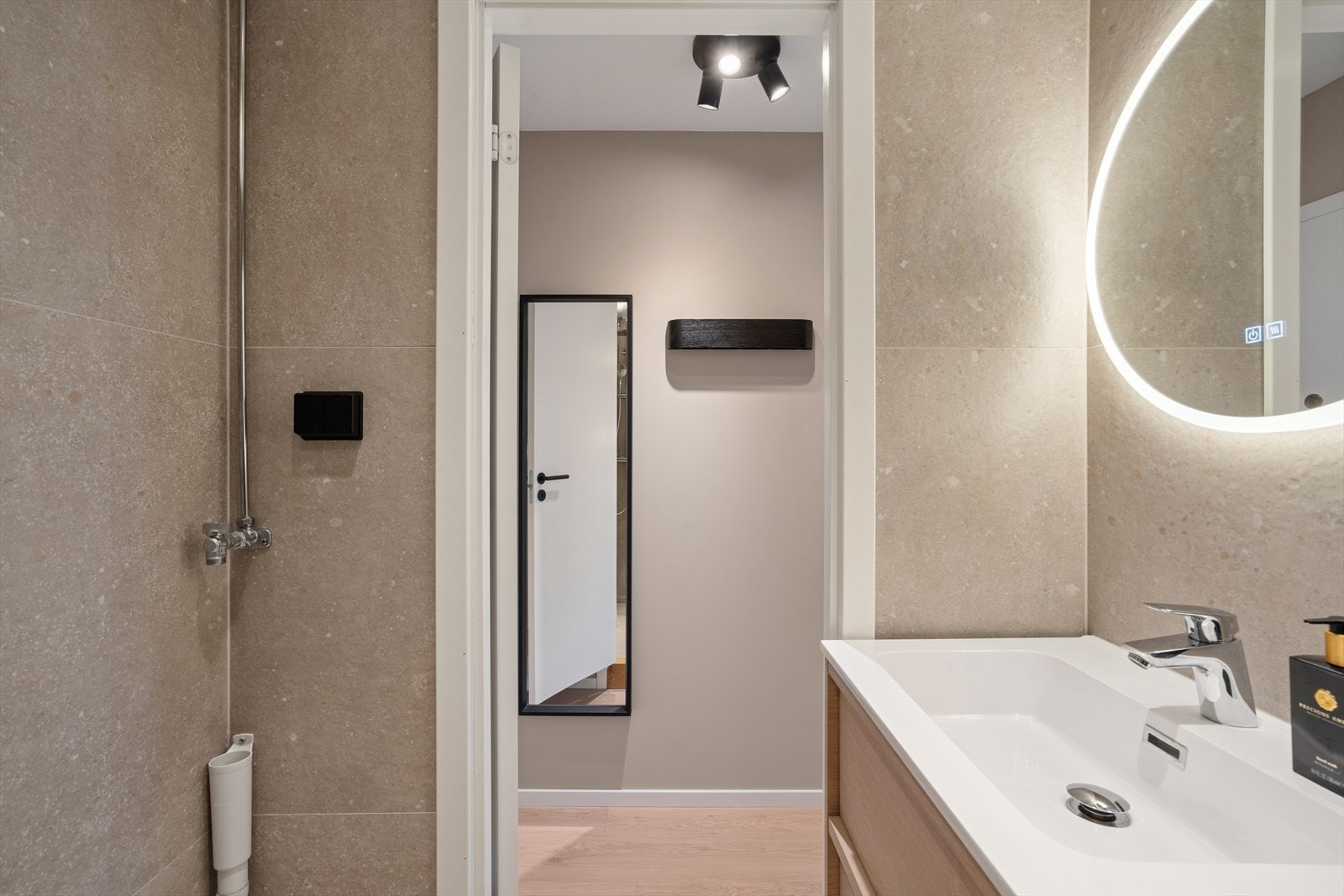 Baderommet har varmekabler i gulvet og opplegg for vaskemaskin. Galleribilde