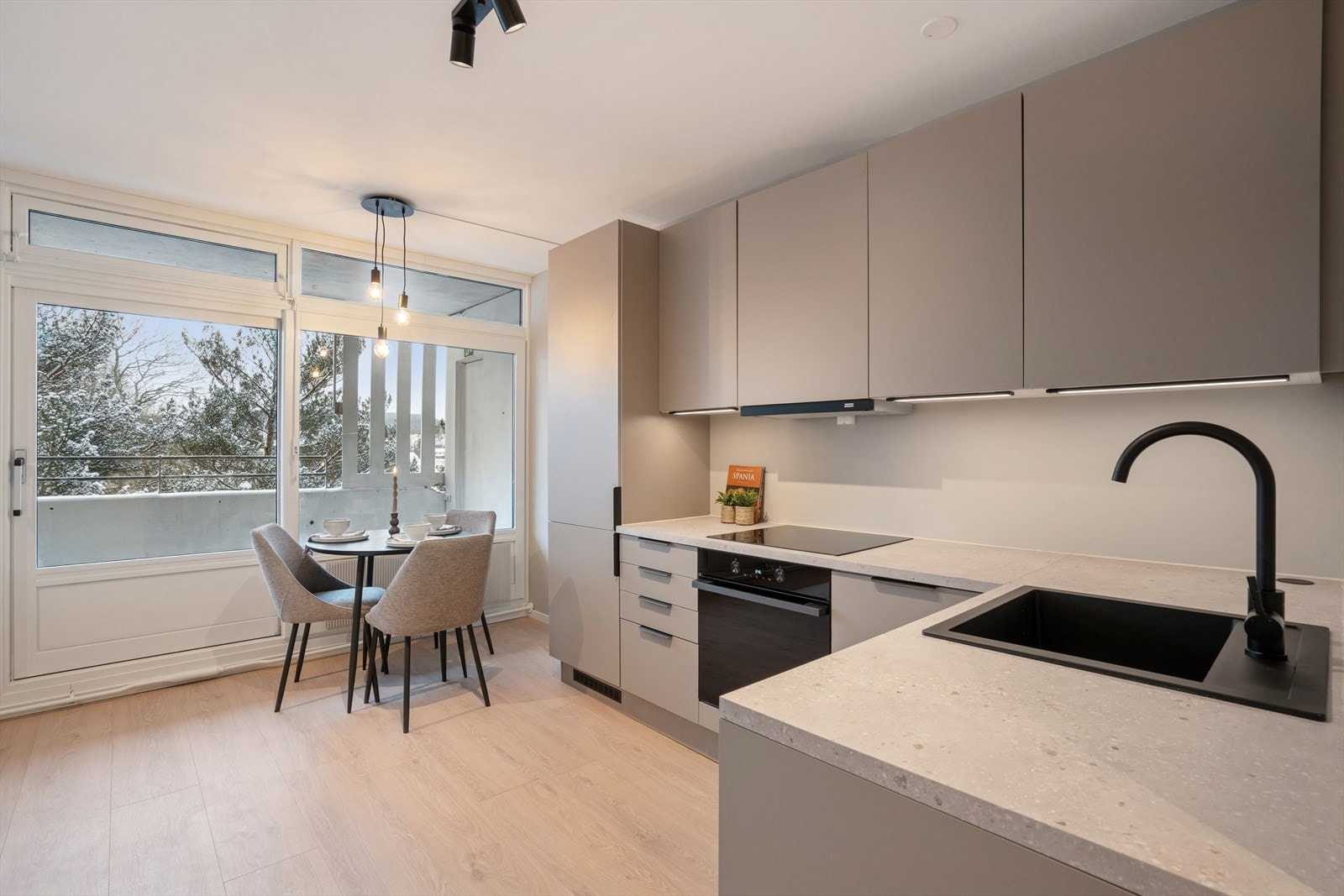 Stue/kjøkken har gode møbleringsmuligheter med plass til spisebord. Galleribilde