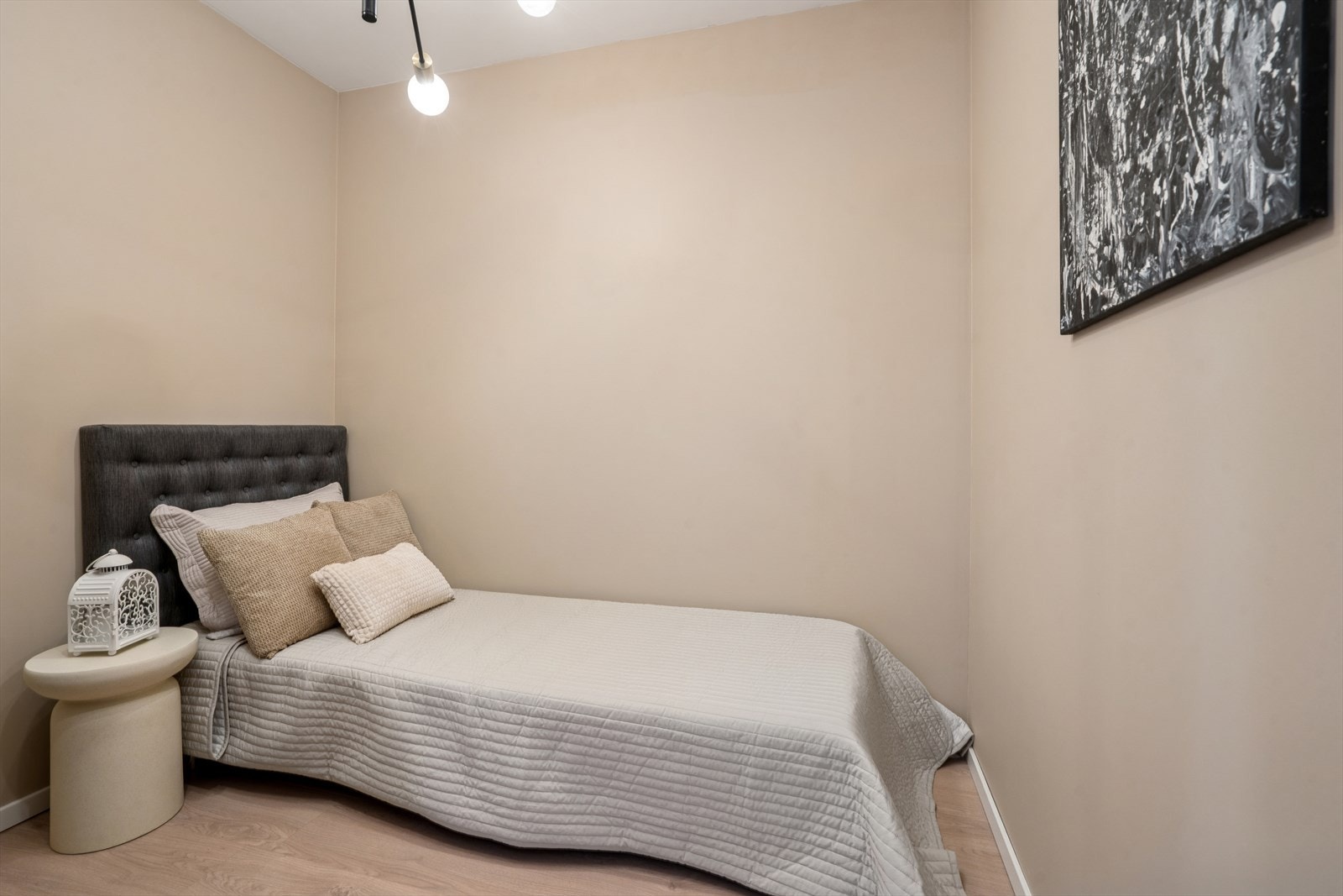 Leiligheten har en sovealkove. (Rommet har ikke vinduer og tilfredsstiller ikke krav for rom til varig opphold) Galleribilde