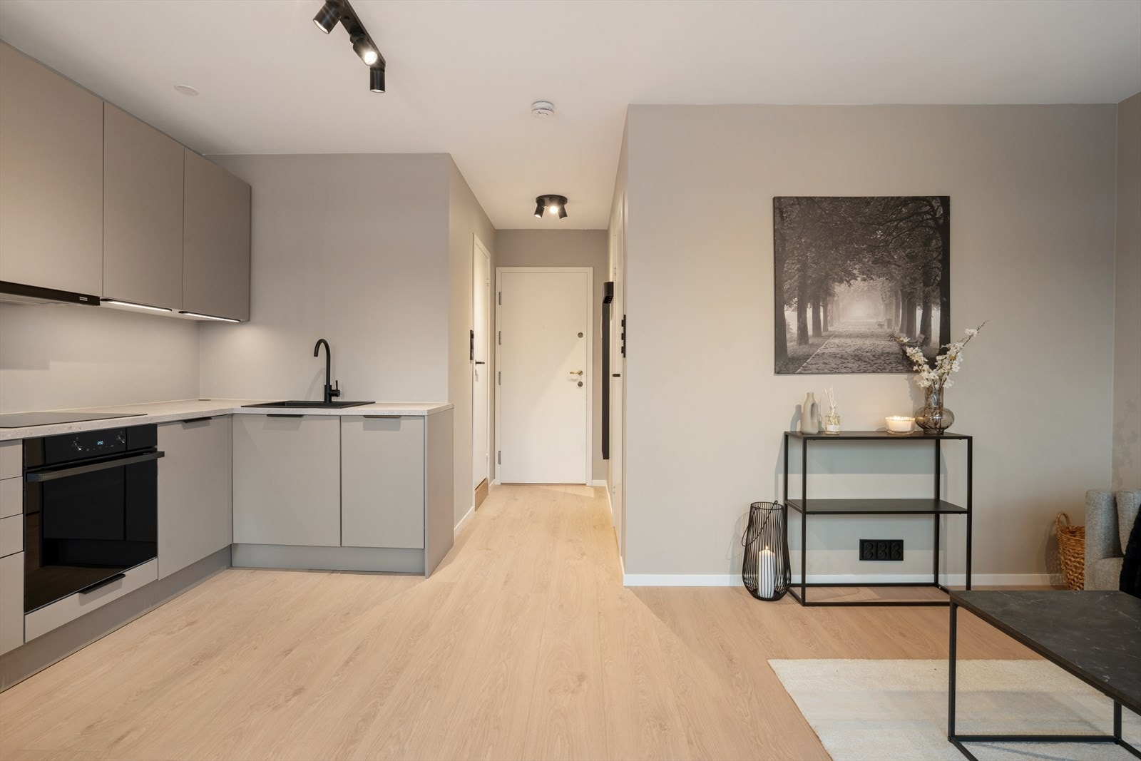 Leiligheten er modernisert med blant annet nye overflater, nytt gulv og nytt kjøkken fra HTH. Galleribilde