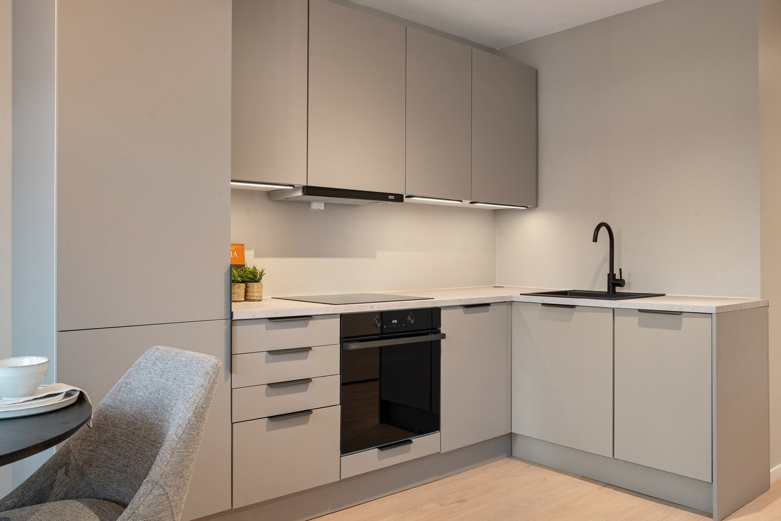 Kjøkkeninnredningen har god skap- og benkeplass. Galleribilde