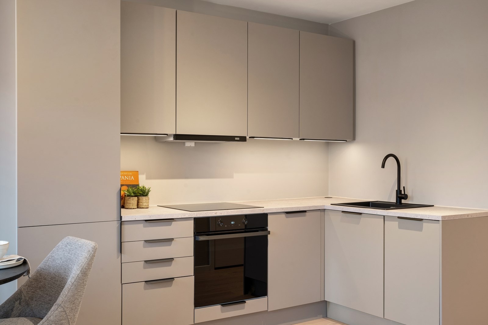 Kjøkkenet er utstyrt med integrerte hvitevarer. Galleribilde