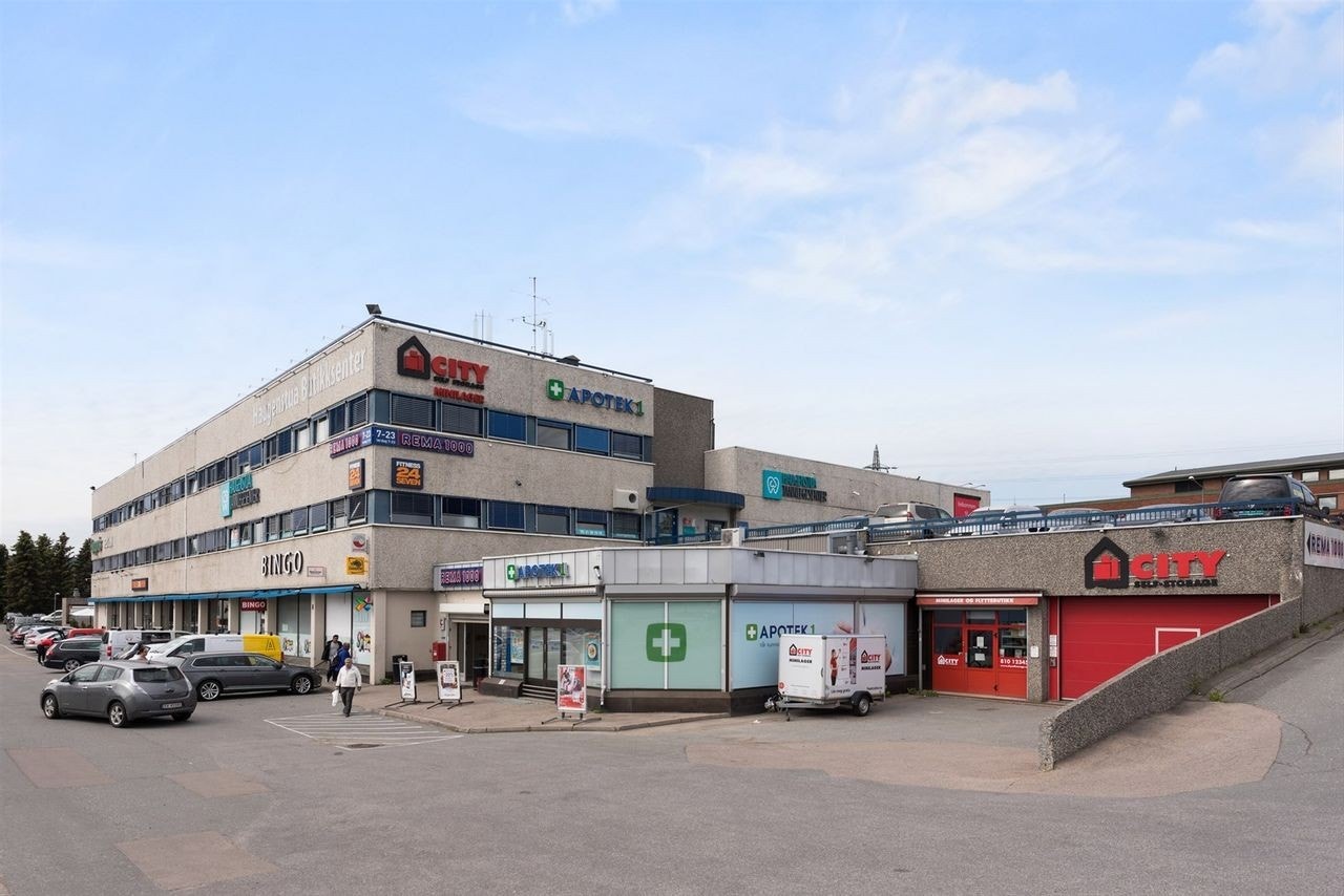 Dagligvarehandelen kan du blant annet gjøre på Kiwi Haugenstua, Rema 1000 Haugenstua, eller på Haugenstua torg som er Ca. 6-8 min unna boligen. Galleribilde