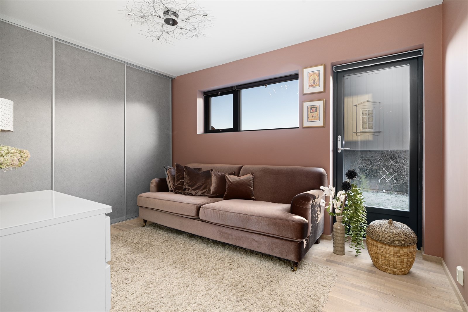 Fra det ene soverommet i 1. etasje er det dør ut til hagedel som disponeres av denne andelen. Galleribilde