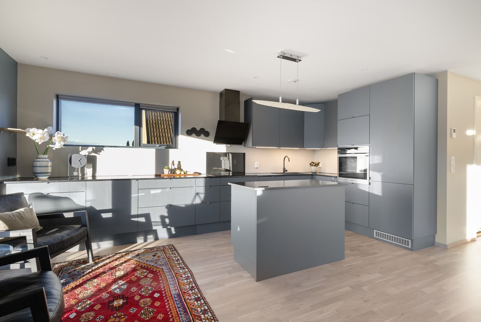 Kjøkkenet ligger i åpen løsning med stuen som skaper en luftig og god romfølelse. Galleribilde