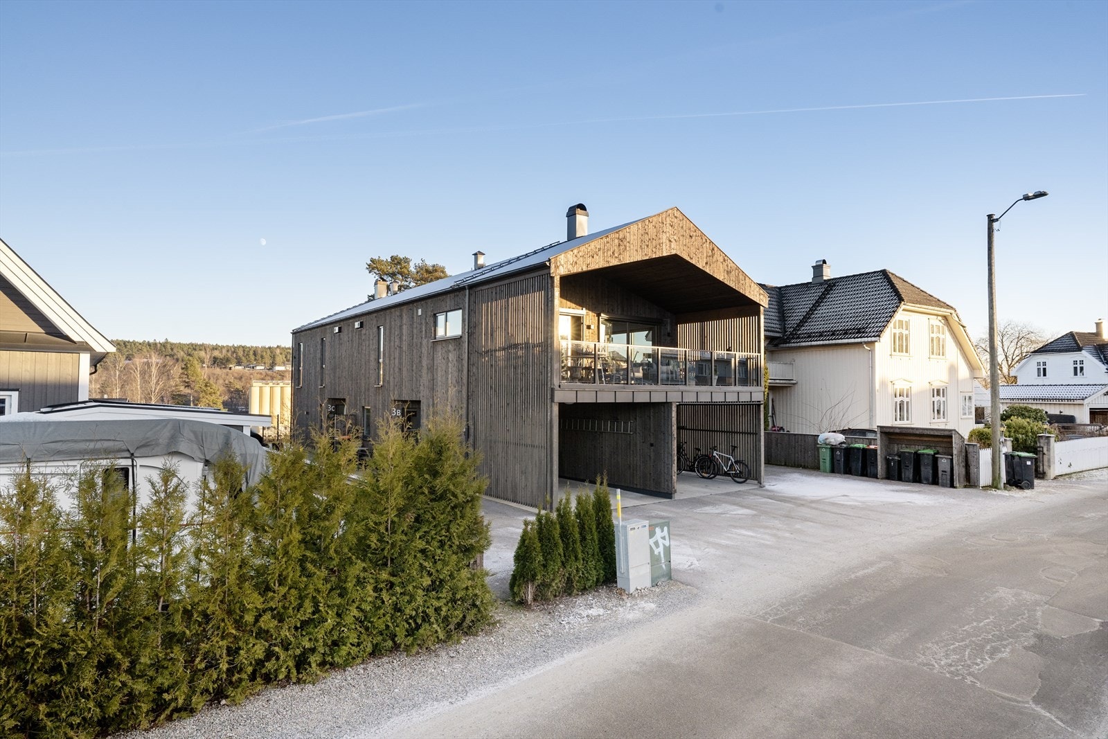 Sentral beliggende på Gråtenmoen med kort gangavstand til Saga-senteret med bl.a. matbutikk (Meny), klesbutikk, apotek, blomsterbutikk og vinmonopol. Det er også umiddelbar nærhet til Gråtenmoen Bydelshus med faste arrangementer og klubber. Galleribilde