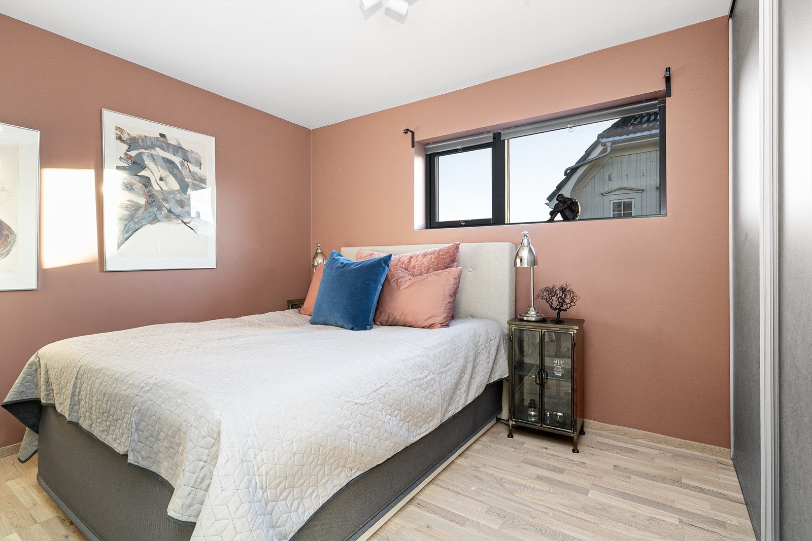 Det er tre soverom i boligen, hvor to av soverommene ligger i 1. etasje og ett ligger i 2. etasje. Galleribilde