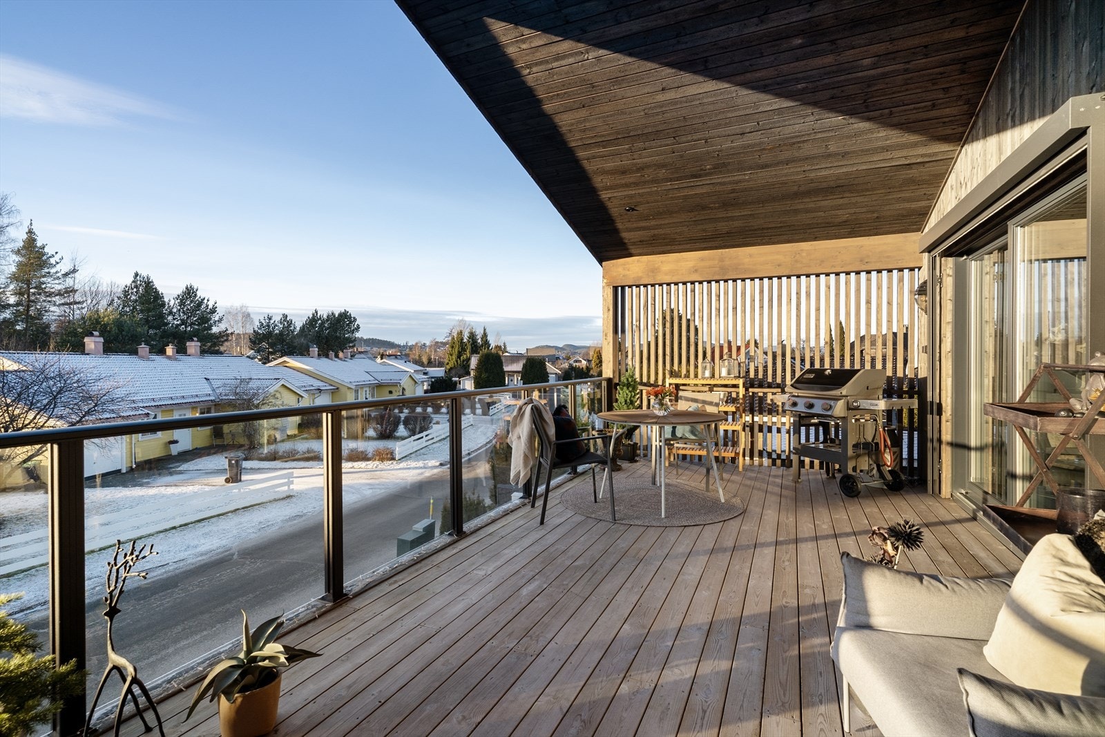 Moderne og innbydende halvpart tomannsbolig fra 2020, med praktisk planløsning over 2. etasjer og solrik beliggenhet. Galleribilde