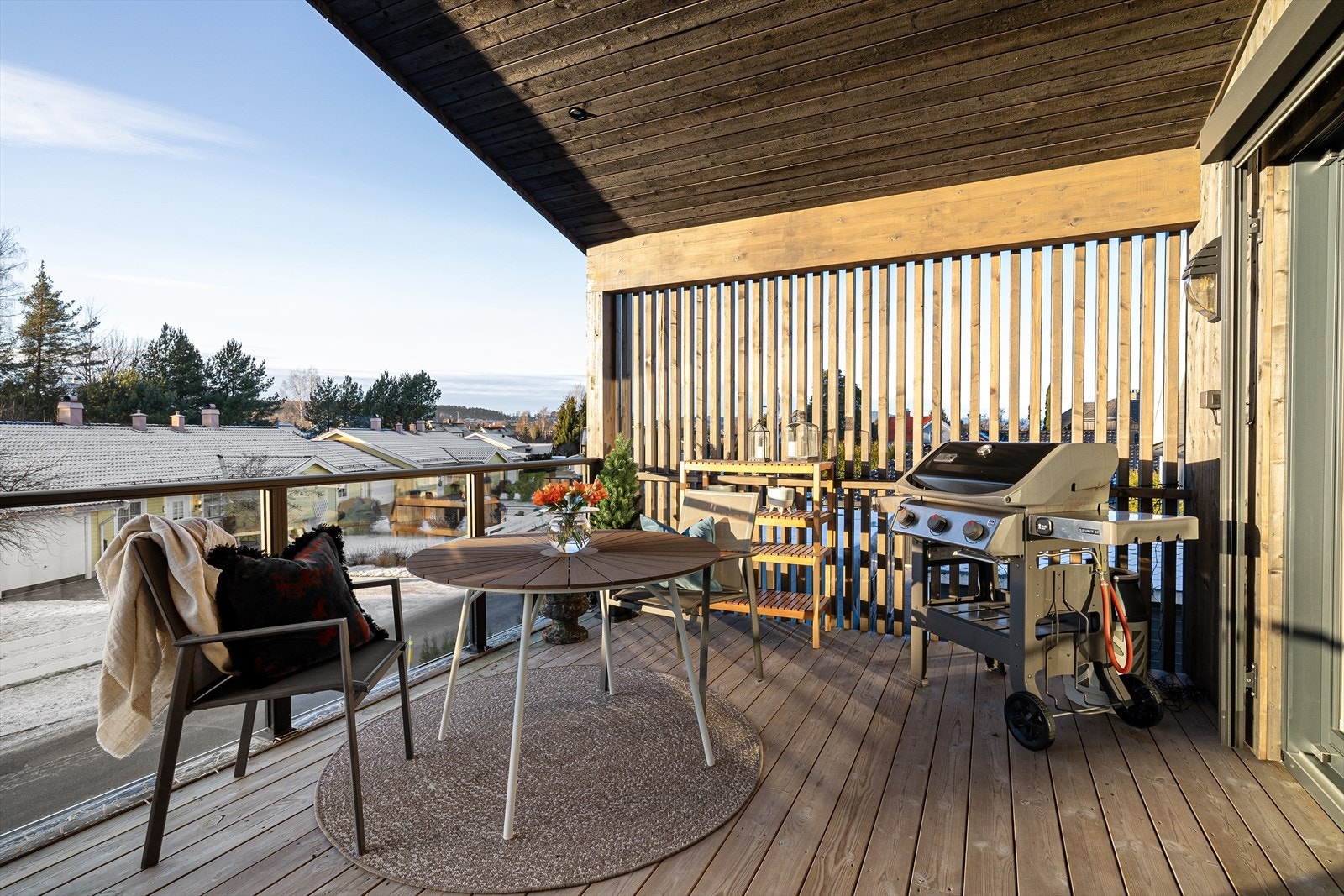 Terrassen har gode plass til utemøblement og ligger solrikt til med vestvendt beliggenhet. Galleribilde