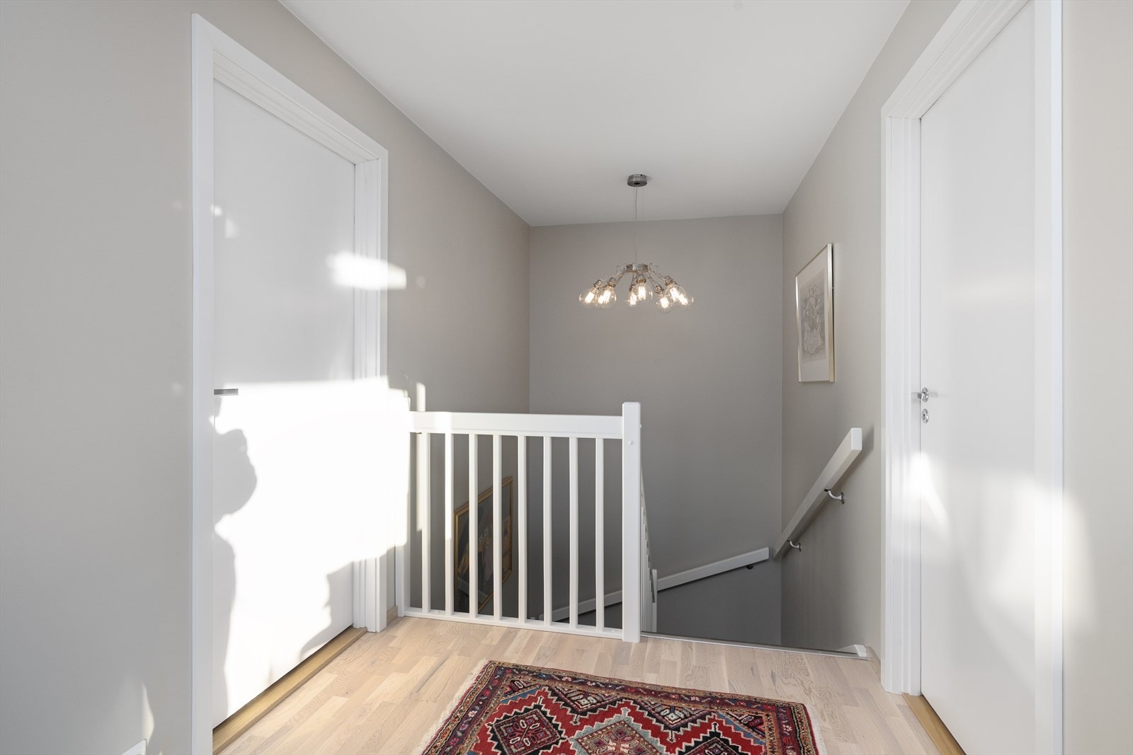 Boligen er utstyrt med balansert ventilasjon og varmekabler i gulv på baderommene, vaskerommet og entré. Galleribilde