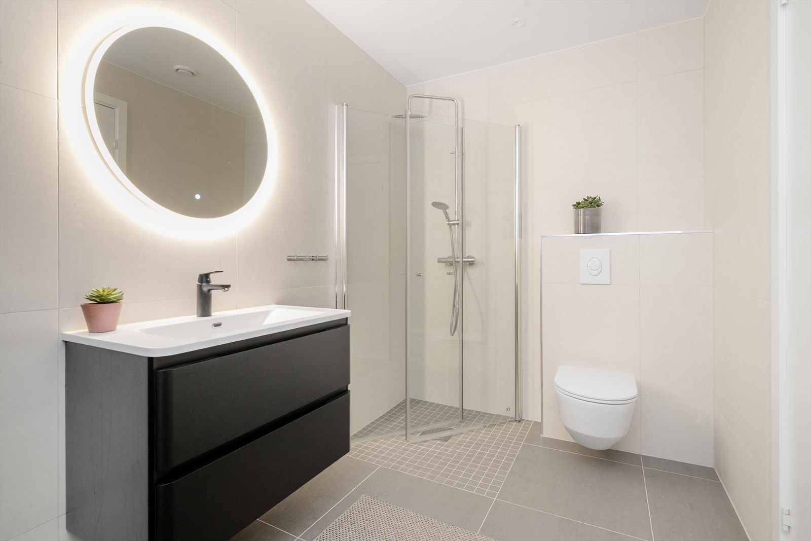 Lyst og delikat baderom med flis på gulv med varmekabler, flis på vegg og malte plater i himling med spotter. Galleribilde