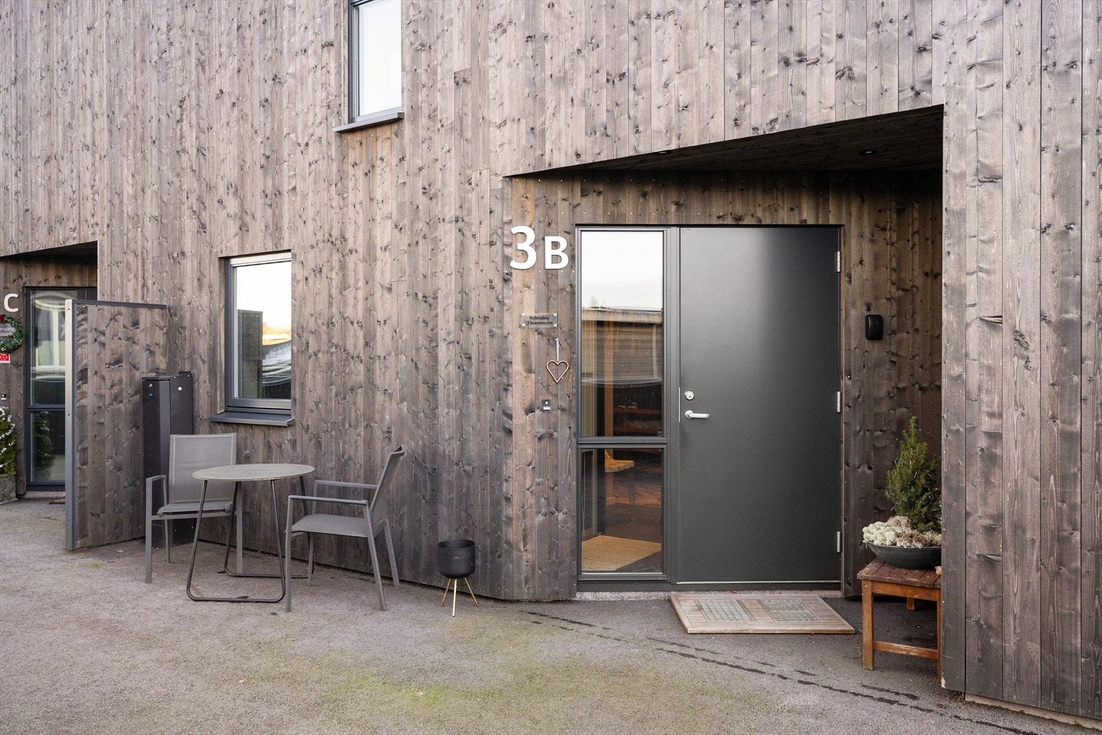 Hyggelig inngangsparti som er overbygget med spotter i taket. Galleribilde