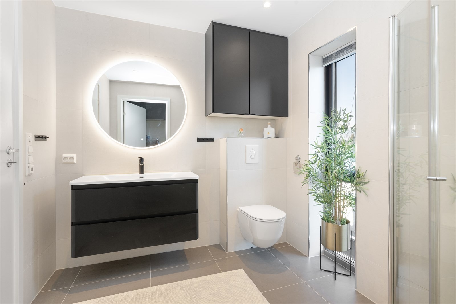 Med tilkomst fra baderommet i 2. etasje ligger det en praktisk bod med lagringsmuligheter. Galleribilde