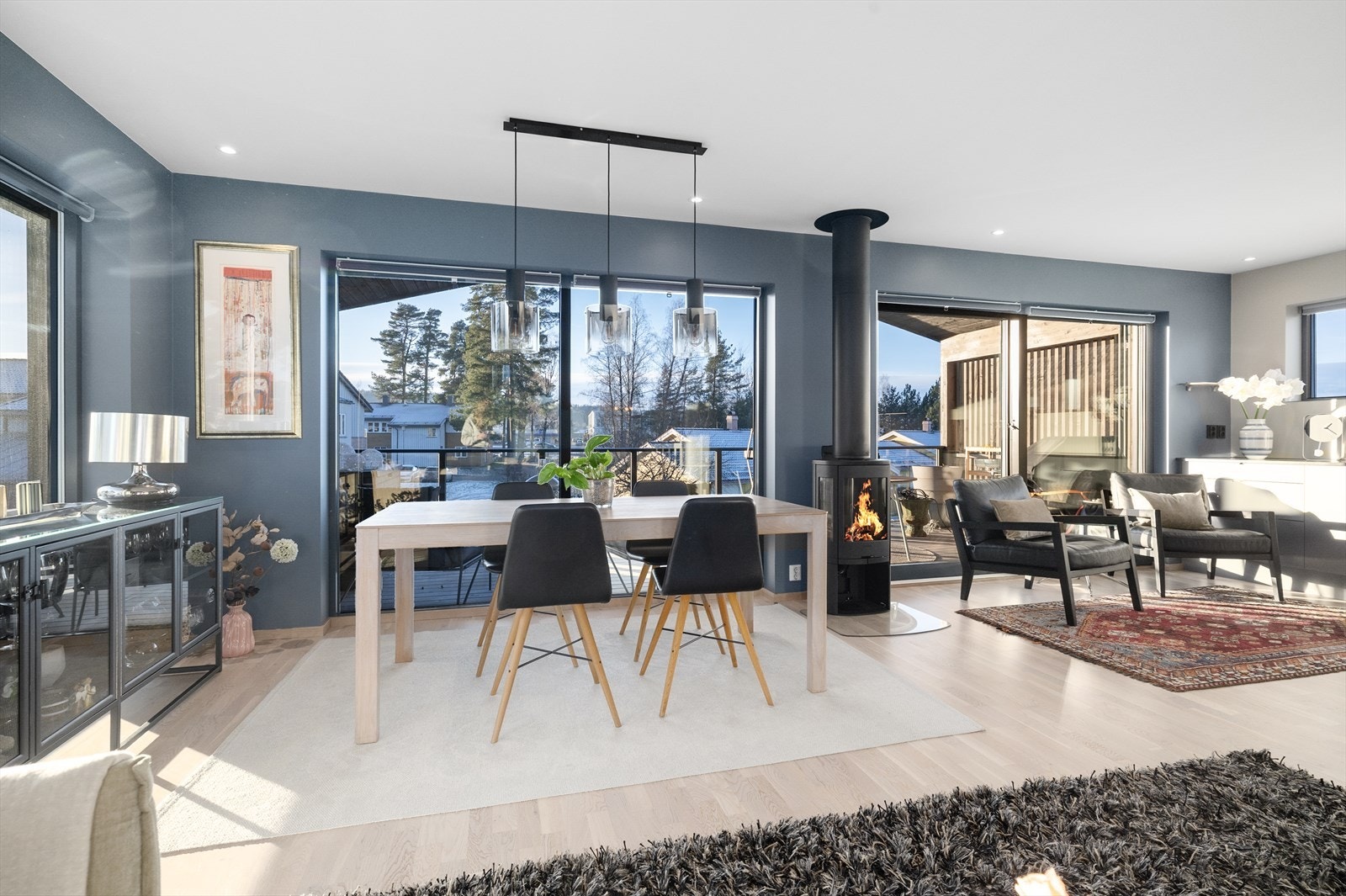 Stuen er romslig med god plass til både sofagruppe og spisestue. Galleribilde