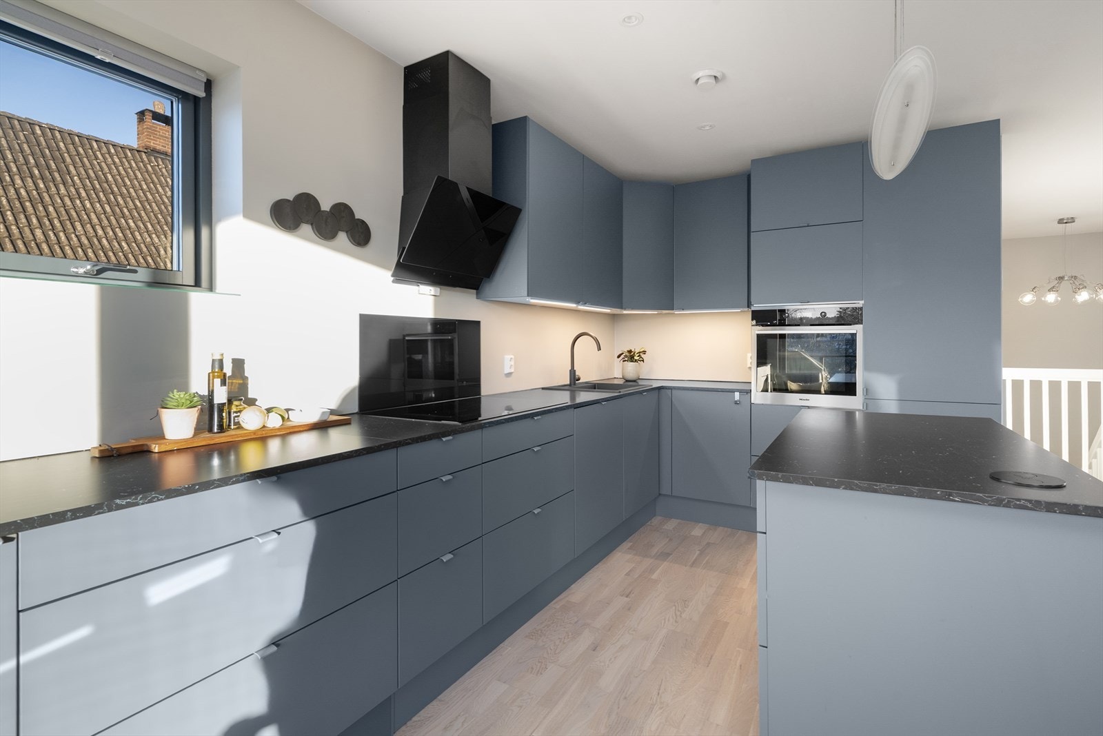 Kjøkkenet har rikelig med oppbevaringsplass og gode arbeidsplater på benken. Galleribilde