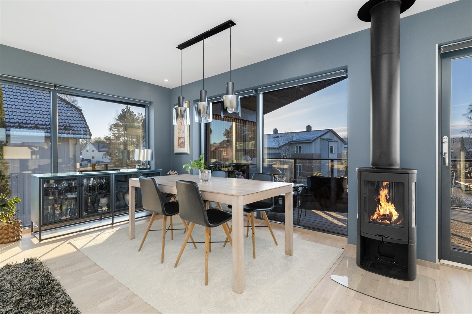 I stuen er det montert varmepumpe og peisovn som gir god varme. Galleribilde