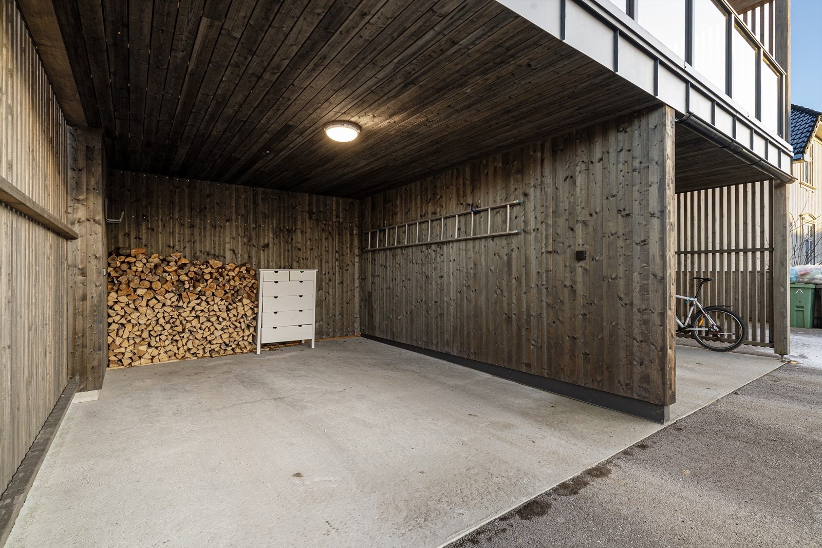 Romslig carport med lagringsmuligheter, her er det en biloppstillingsplass som disponeres av denne andelen. Galleribilde