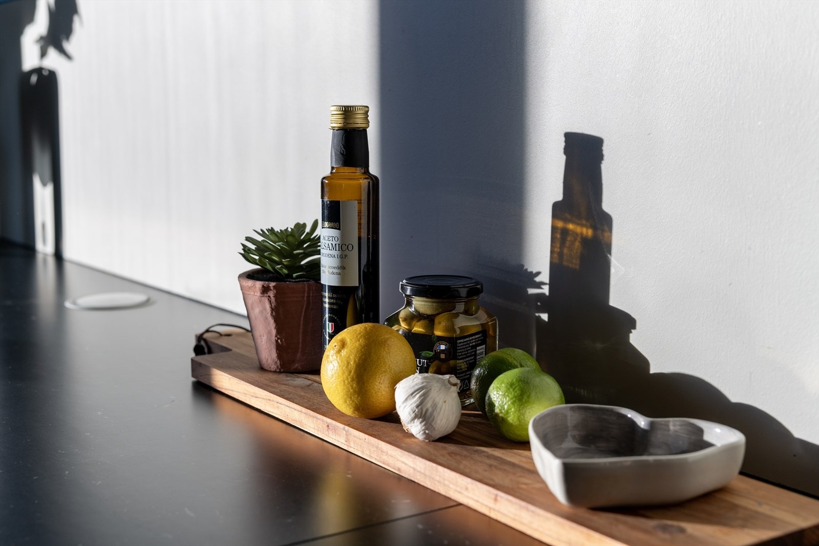 Hvitevarer på kjøkkenet er integrert å består av platetopp, stekeovn, oppvaskmaskin og kjøl-/ fryseskap. Galleribilde