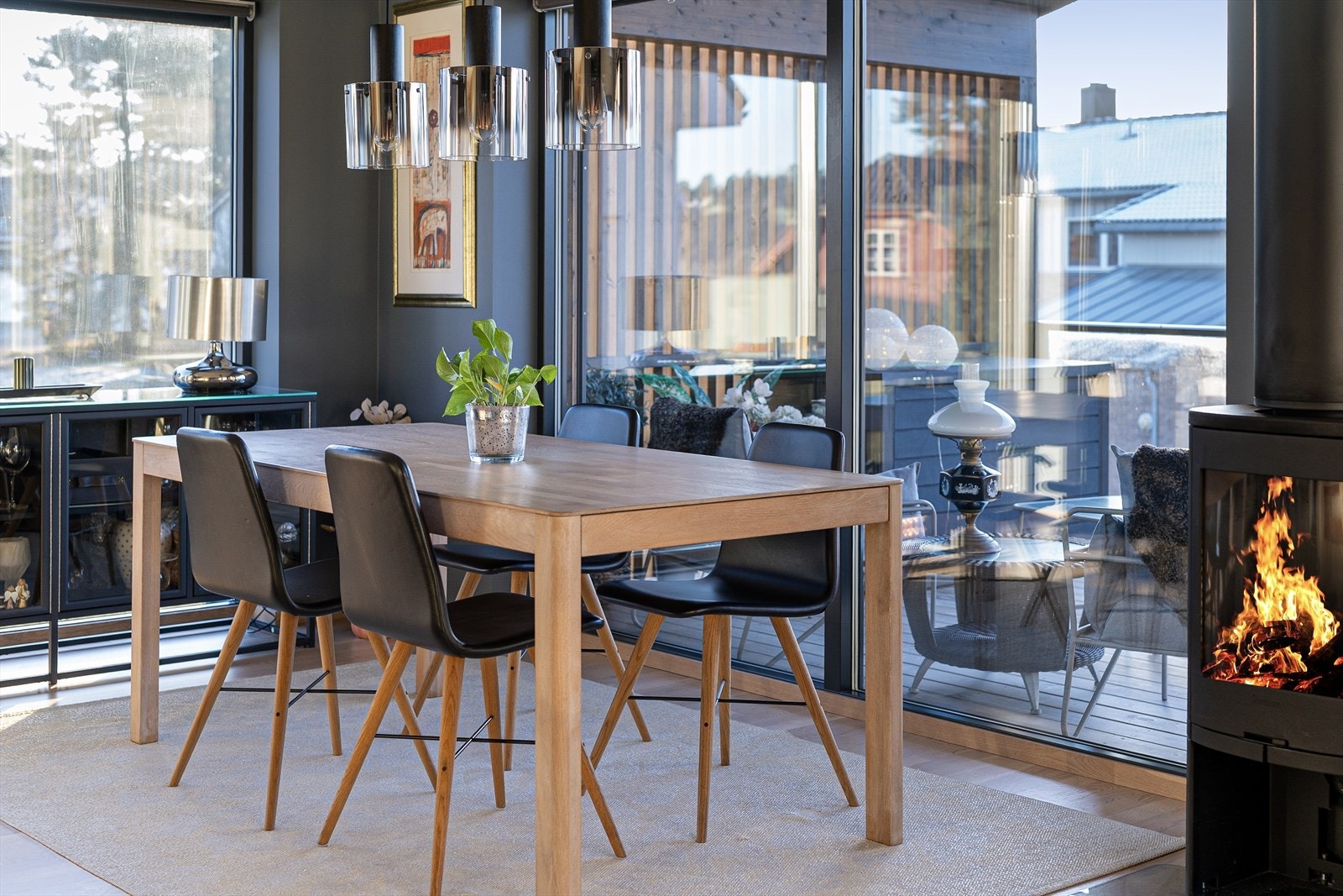 Fra stue/ kjøkken er det skyvedør ut til terrassen. Galleribilde