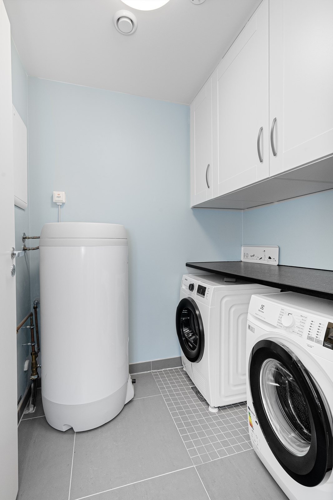 Vaskerommet er innredet og omgjort fra bod uten at dette er søkt om og uten at nødvendig godkjennelse er gitt av kommunen. Galleribilde