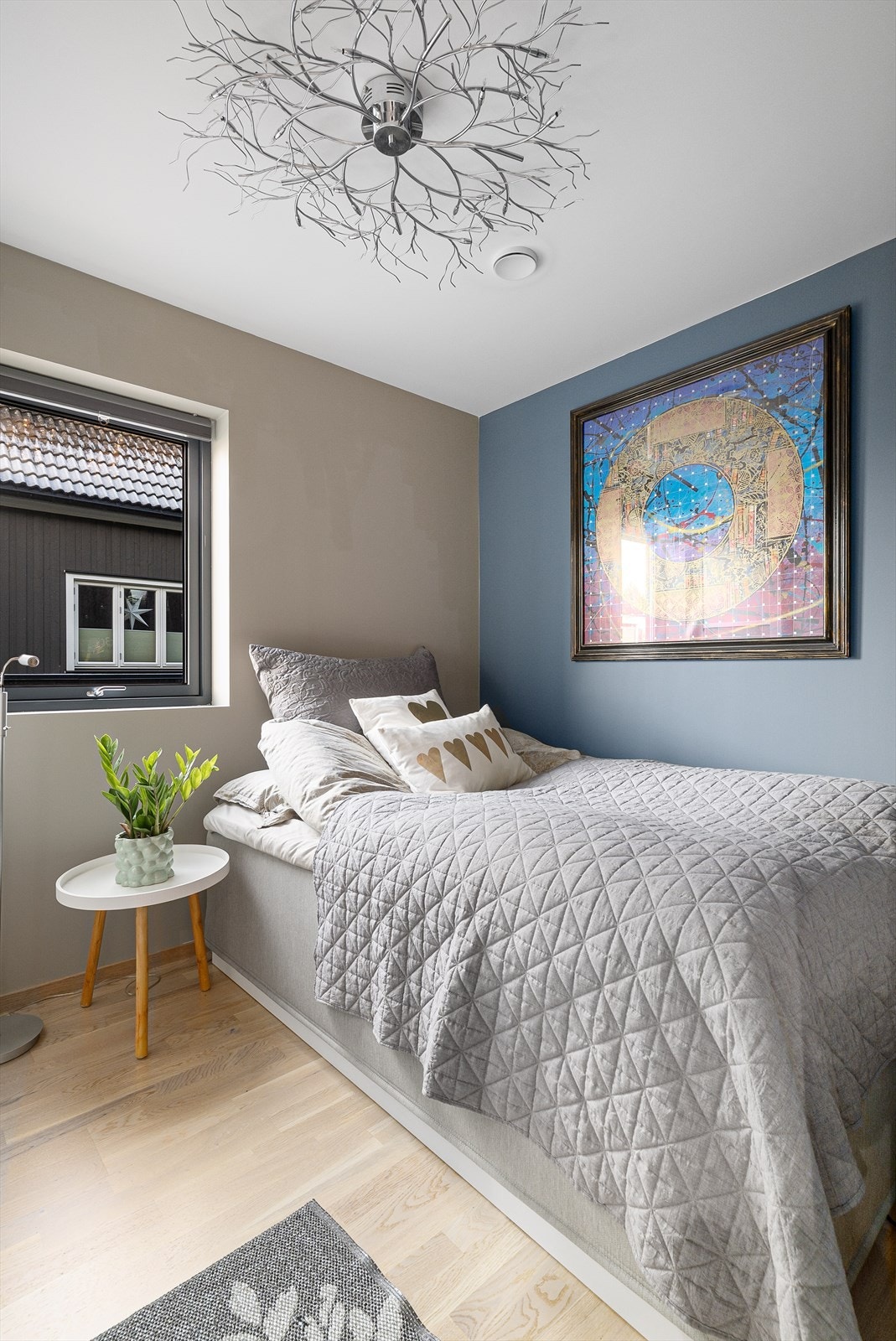 Soverommene har god størrelse og alle har skyvedørsgarderobe for klesoppbevaring. Galleribilde