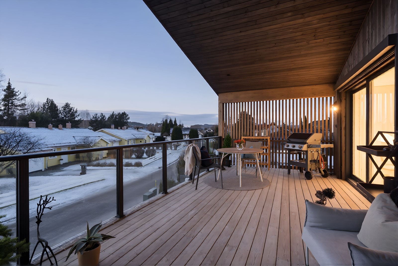 Hyggelig kveldsstemning på terrassen. Galleribilde