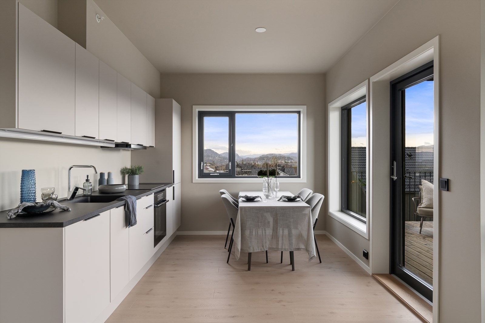 Lekkert og moderne kvalitetskjøkken som kan vise til pen kjøkkeninnredning og integrert kjøl/frys, komfyr, oppvaskmaskin, platetopp og vifte. (bilde fra H0301) Galleribilde