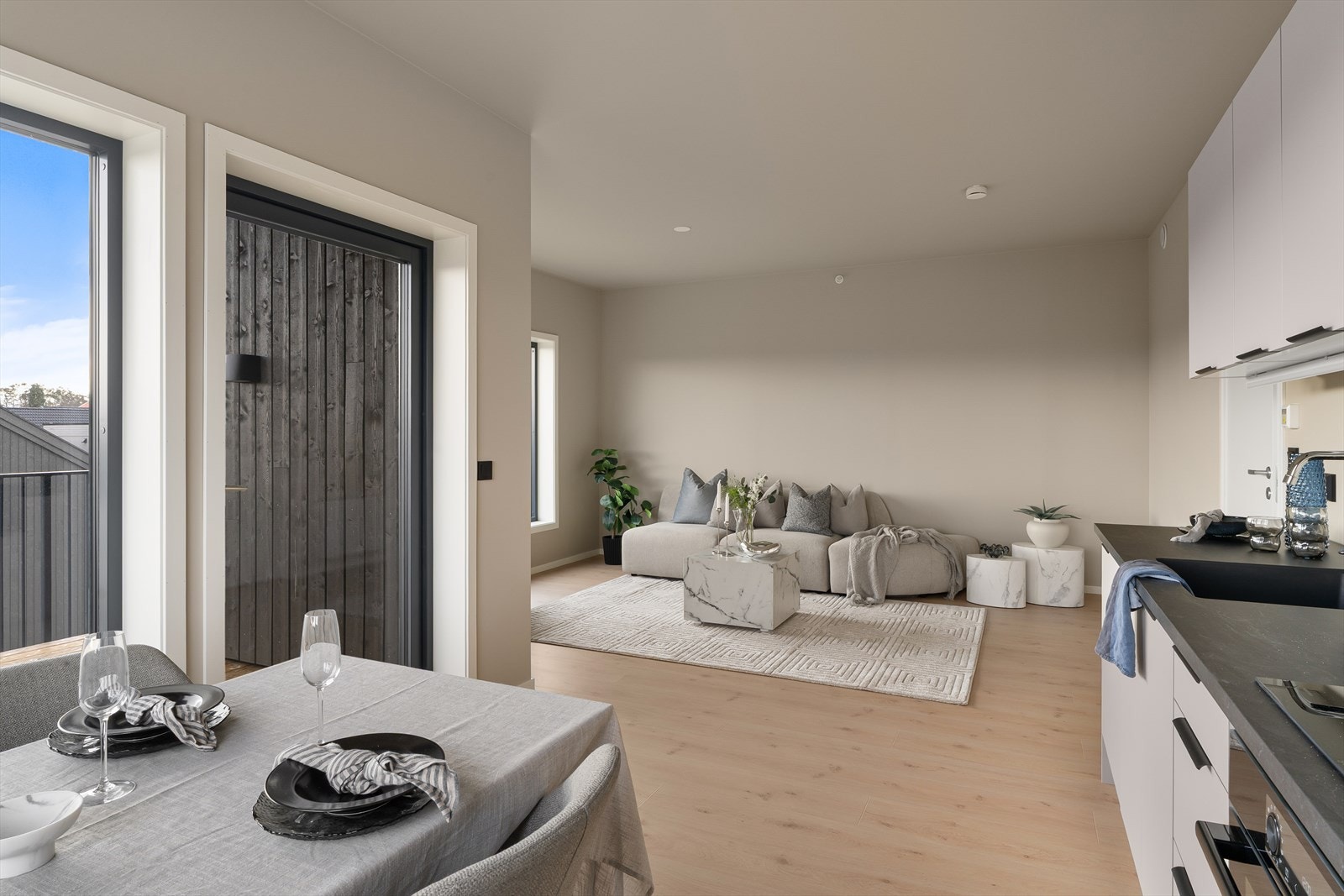 Leilighetens stue fremstår som lys og trivelig med gode vindusflater som slipper inn mye naturlig lys som sammen med den ekstra takhøyden er med på å skape en god romfølelse og atmosfære. (bilde fra H0301) Galleribilde