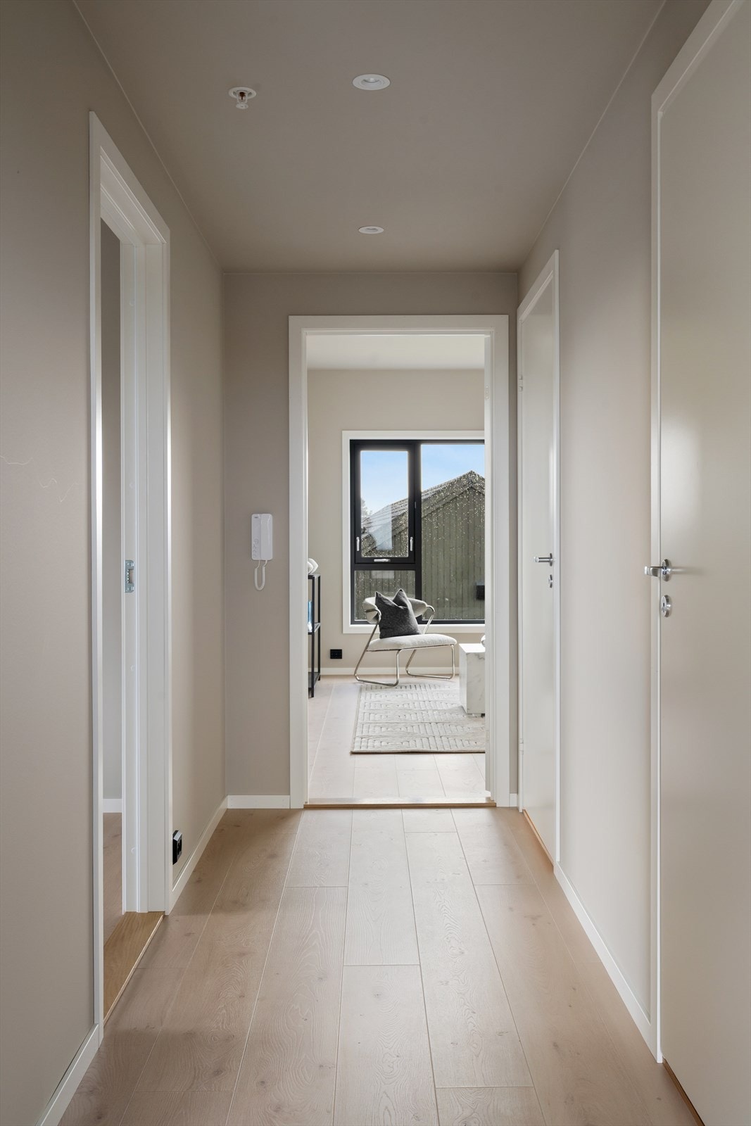 Pen entré/gang med god plass til å henge fra seg både klær og sko. (bilde fra H0301) Galleribilde