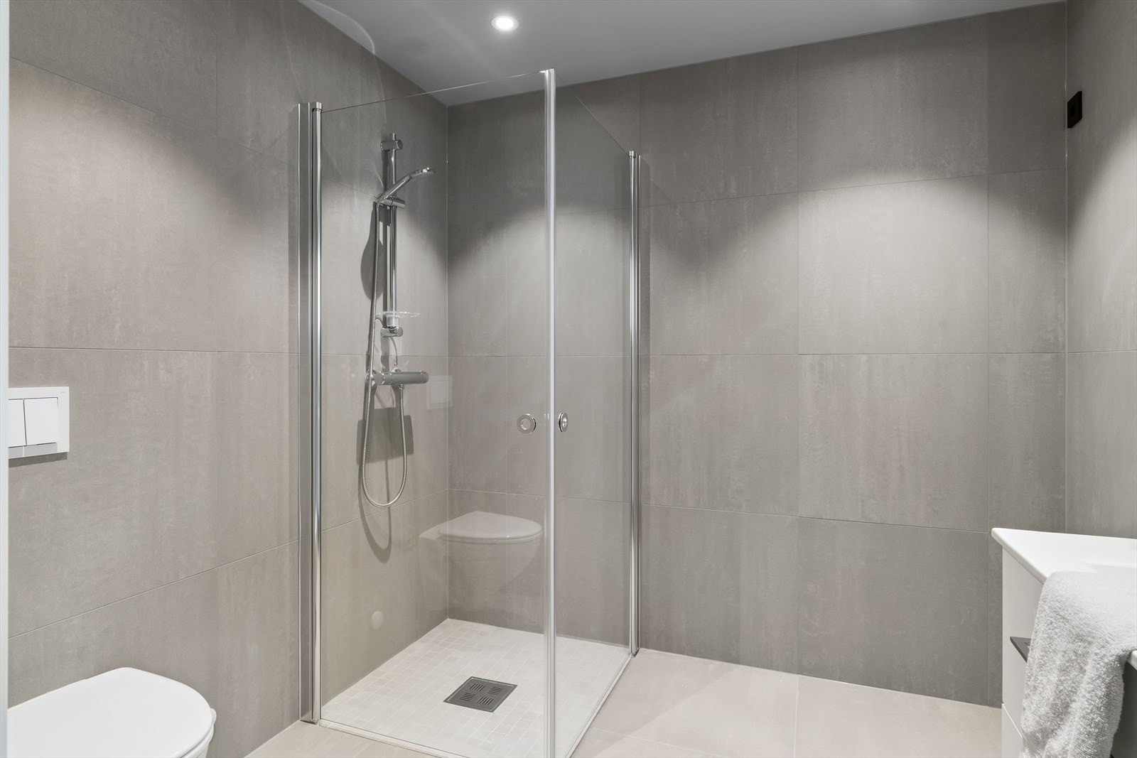 Badet fremstår som arealeffektivt med pen baderomsinnredning i hvit utførelse. (bilde fra H0301) Galleribilde