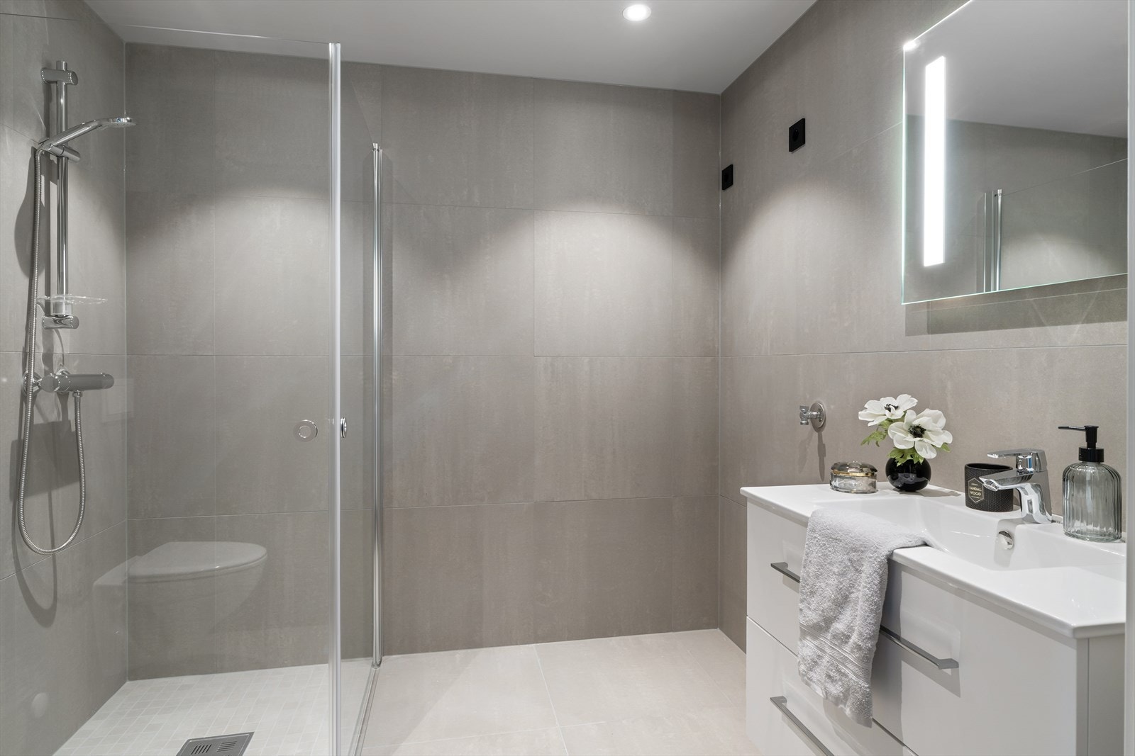 Flott helfliset bad med vegghengt wc, dusjhjørne og varme i gulv for ekstra komfort. (bilde fra H0301) Galleribilde