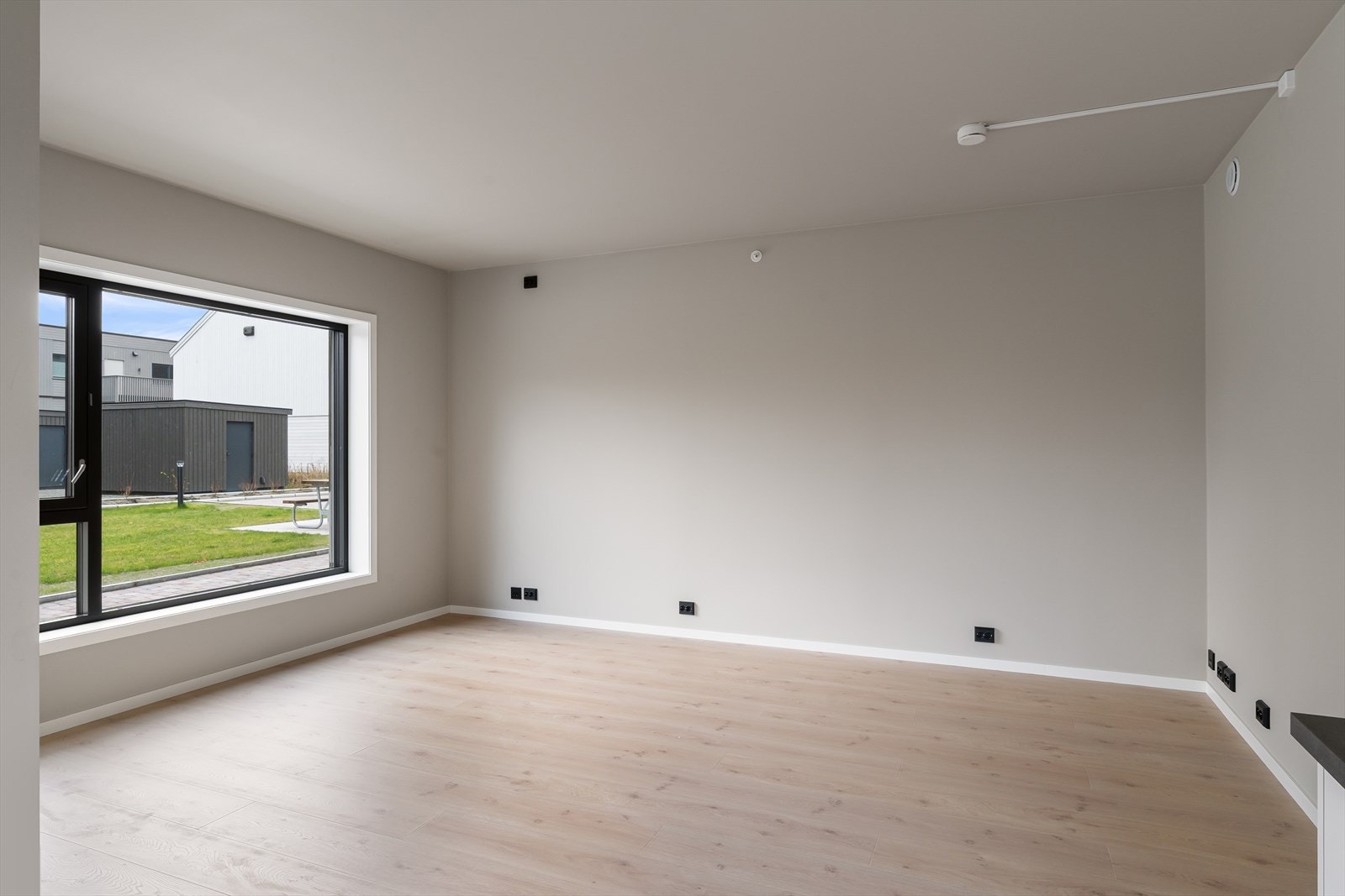 Stue hvor man rikelig med plass til både spisebord og sofagruppe, en perfekt plass til å nyte gode stunder med familie og venner. Galleribilde