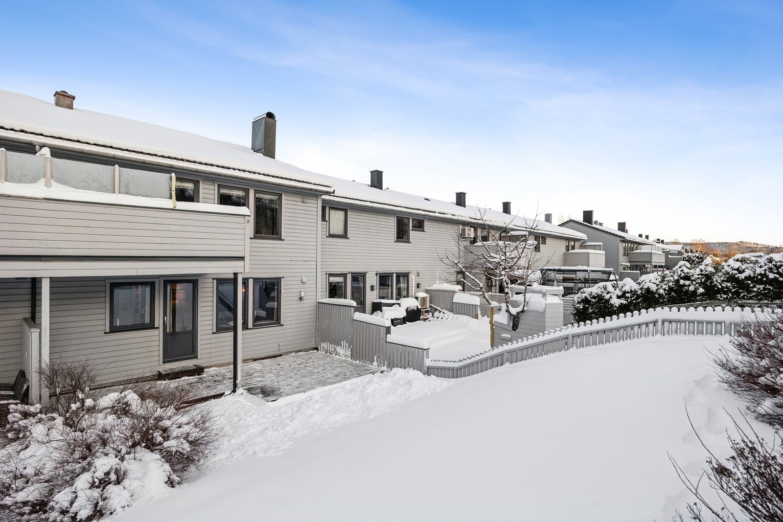 En innbydende og romslig leilighet med rekkehusfølelse, beliggende i enden av en rolig og barnevennlig blindvei. Galleribilde