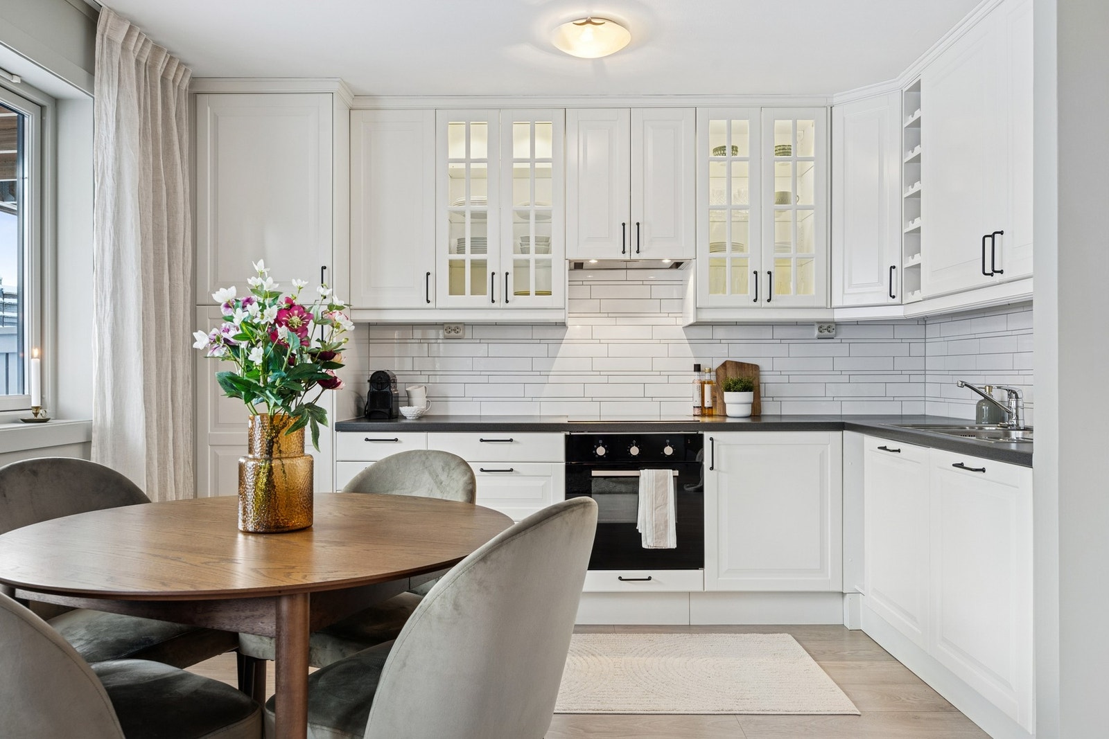 Kjøkkenet har en åpen løsning mot stuen og er innredet med IKEA-kjøkken i profilerte fronter. Galleribilde