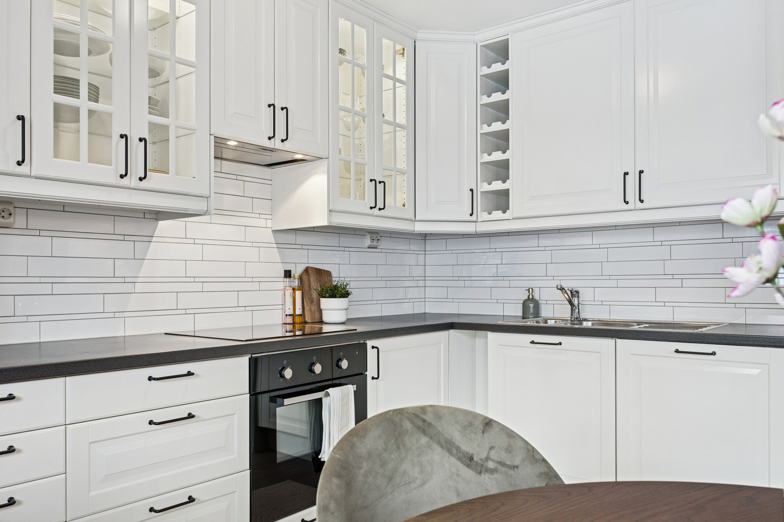 Kjøkkenet er utstyrt med integrerte hvitevarer bestående av stekeovn, platetopp, oppvaskmaskin og kjøleskap. Galleribilde